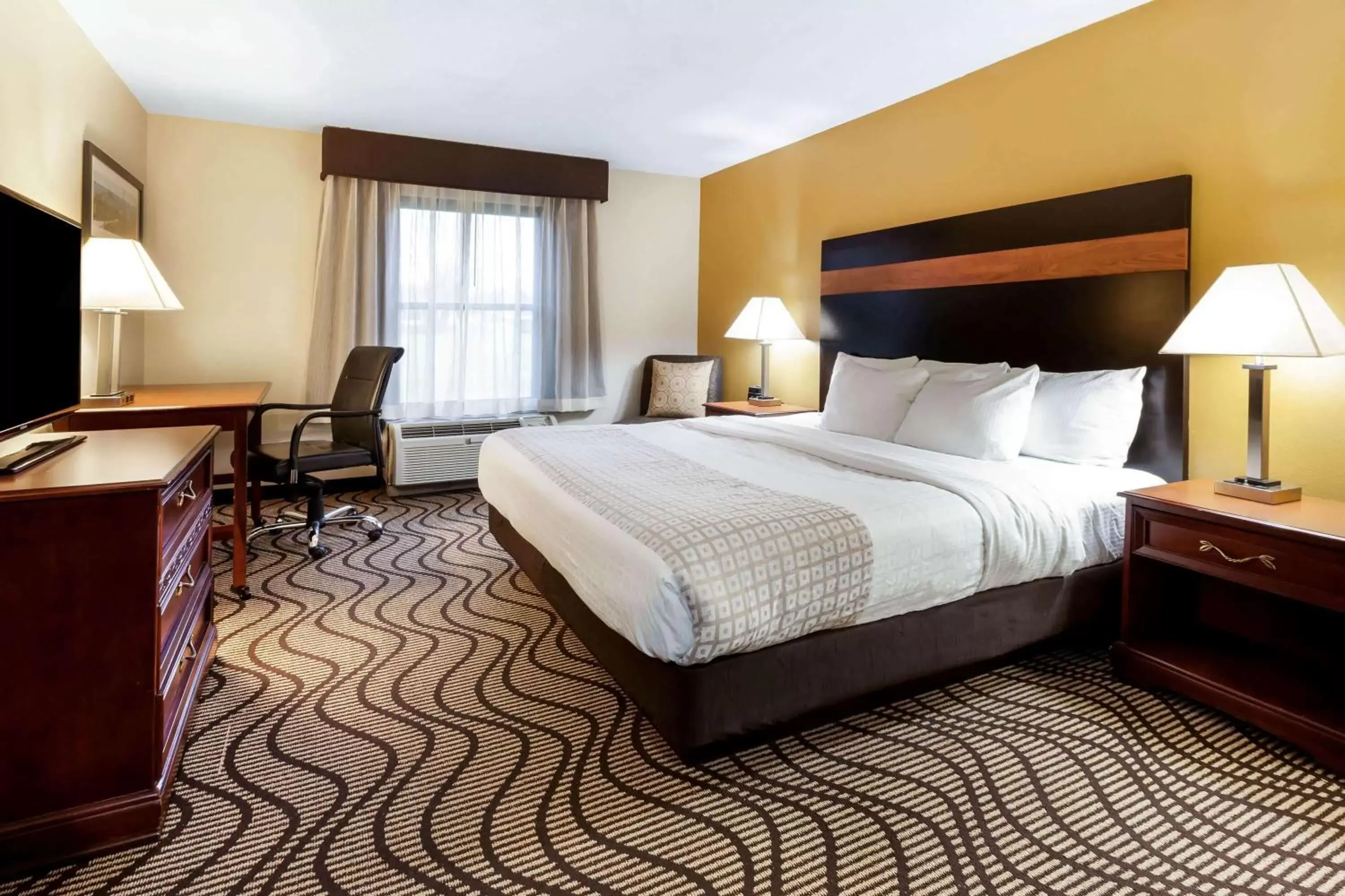 Photo of the whole room, Bed in La Quinta Inn by Wyndham Sandusky near Cedar Point