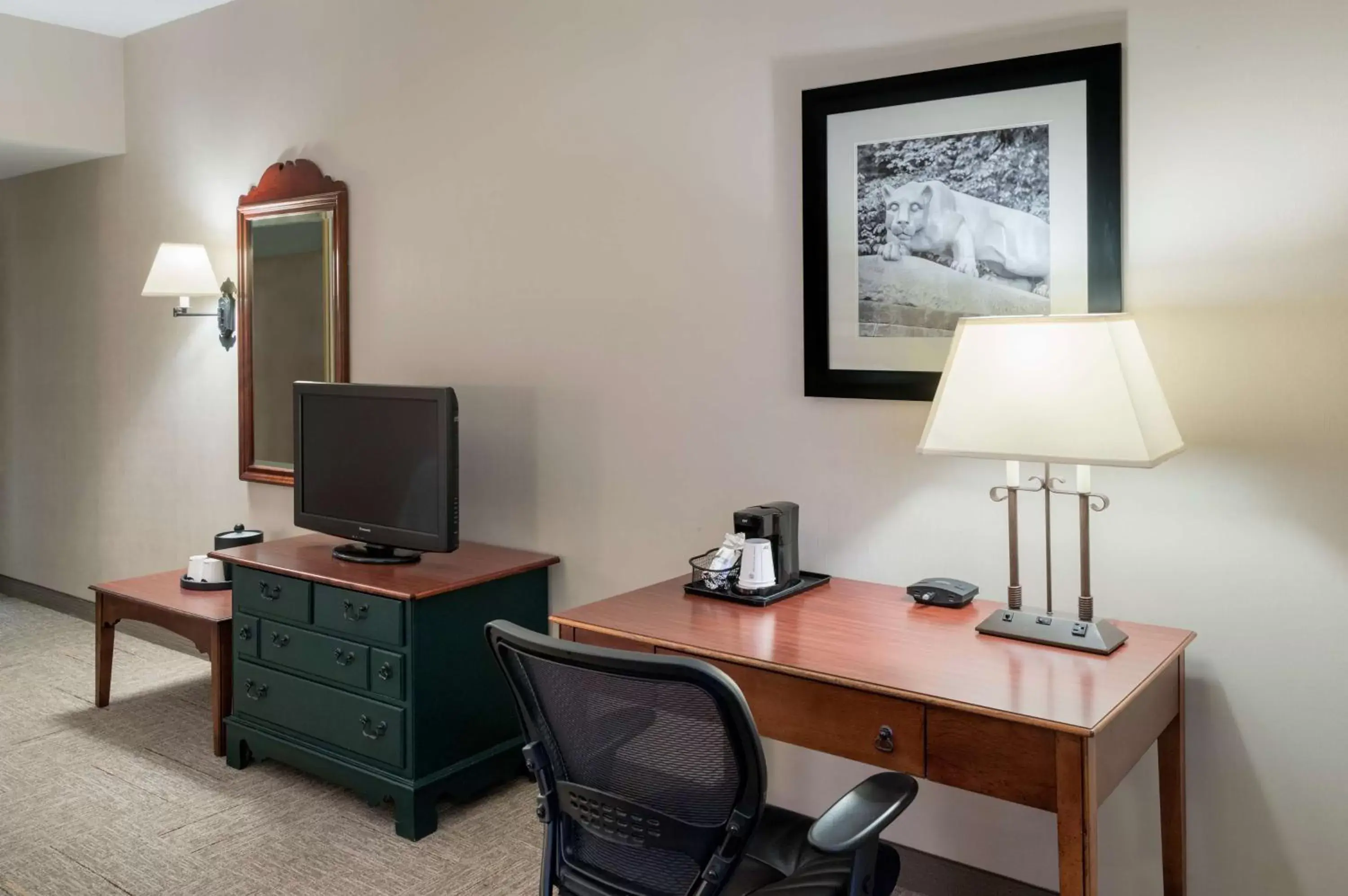 Double Room with Two Double Beds in Hampton Inn & Suites State College at Williamsburg Square Double Room with Two Double Beds in Hampton Inn & Suites State College at Williamsburg Square