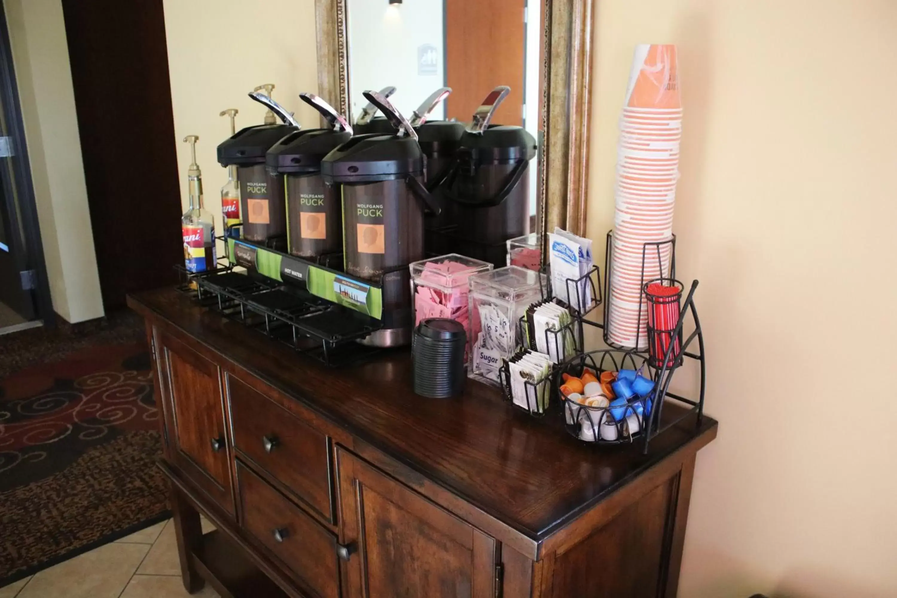 Coffee/tea facilities in The Edgewood Hotel and Suites