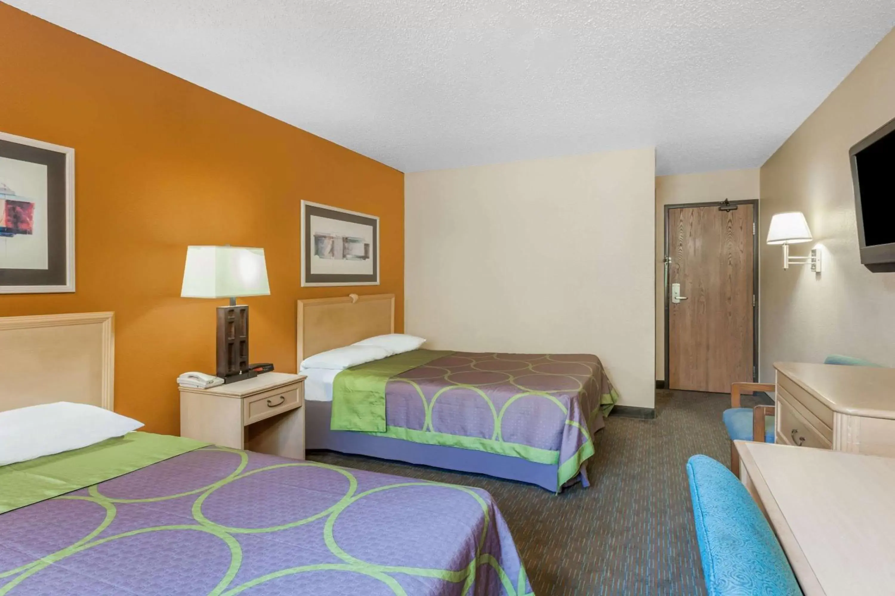 Photo of the whole room, Bed in Super 8 by Wyndham Charlotte/Amusement Park Area
