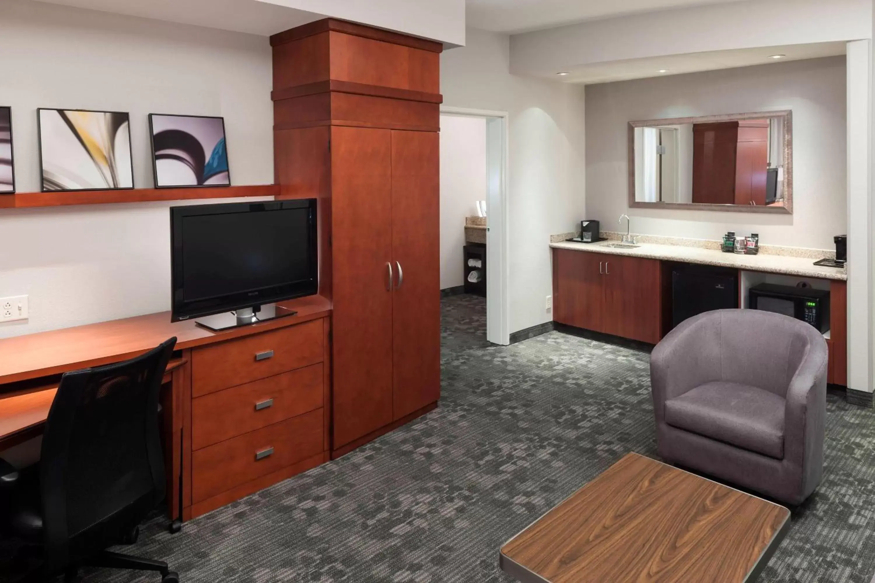 Bedroom, TV/Entertainment Center in Courtyard by Marriott Franklin Cool Springs