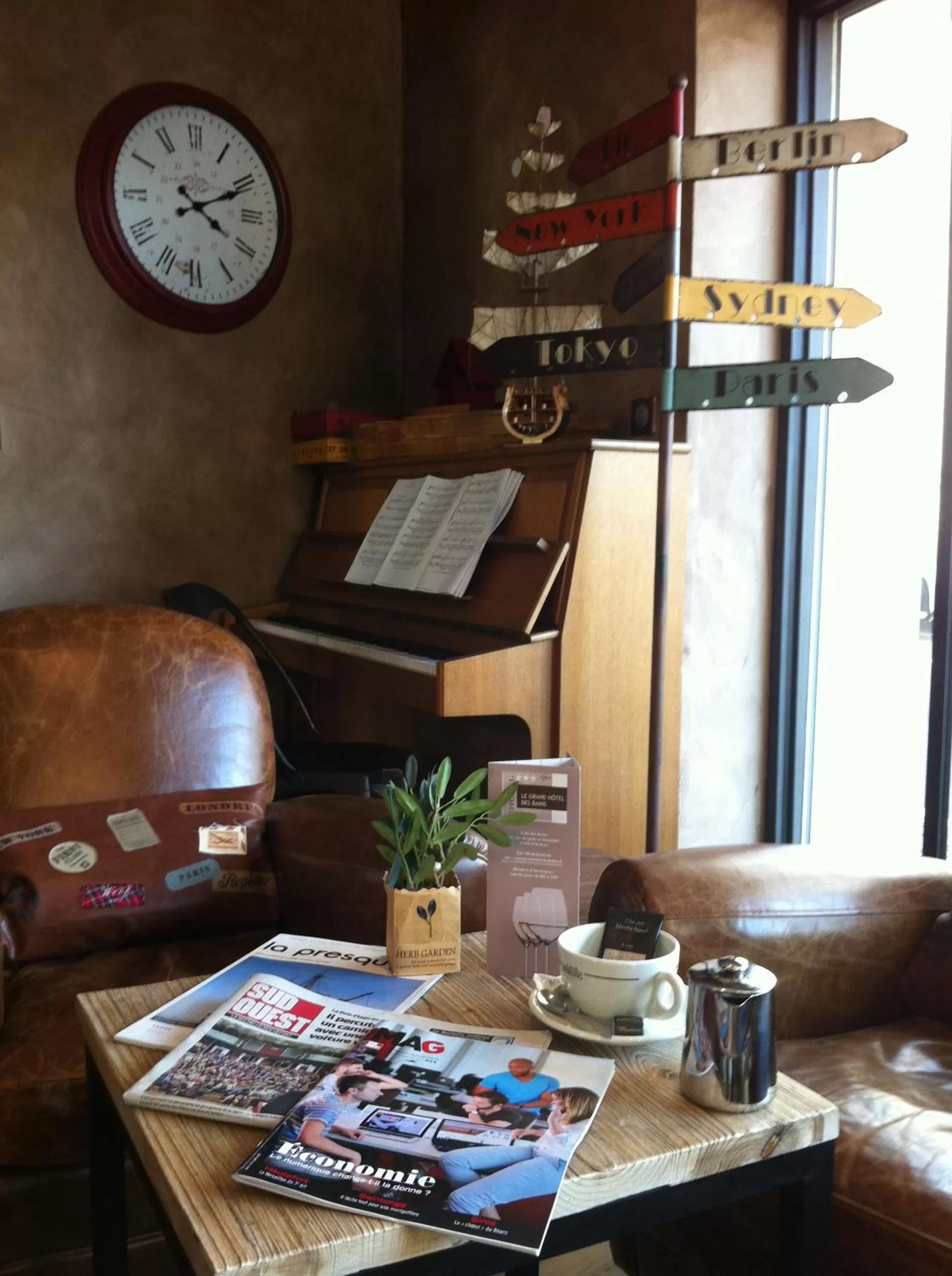 Lounge or bar in Grand Hôtel des Bains SPA