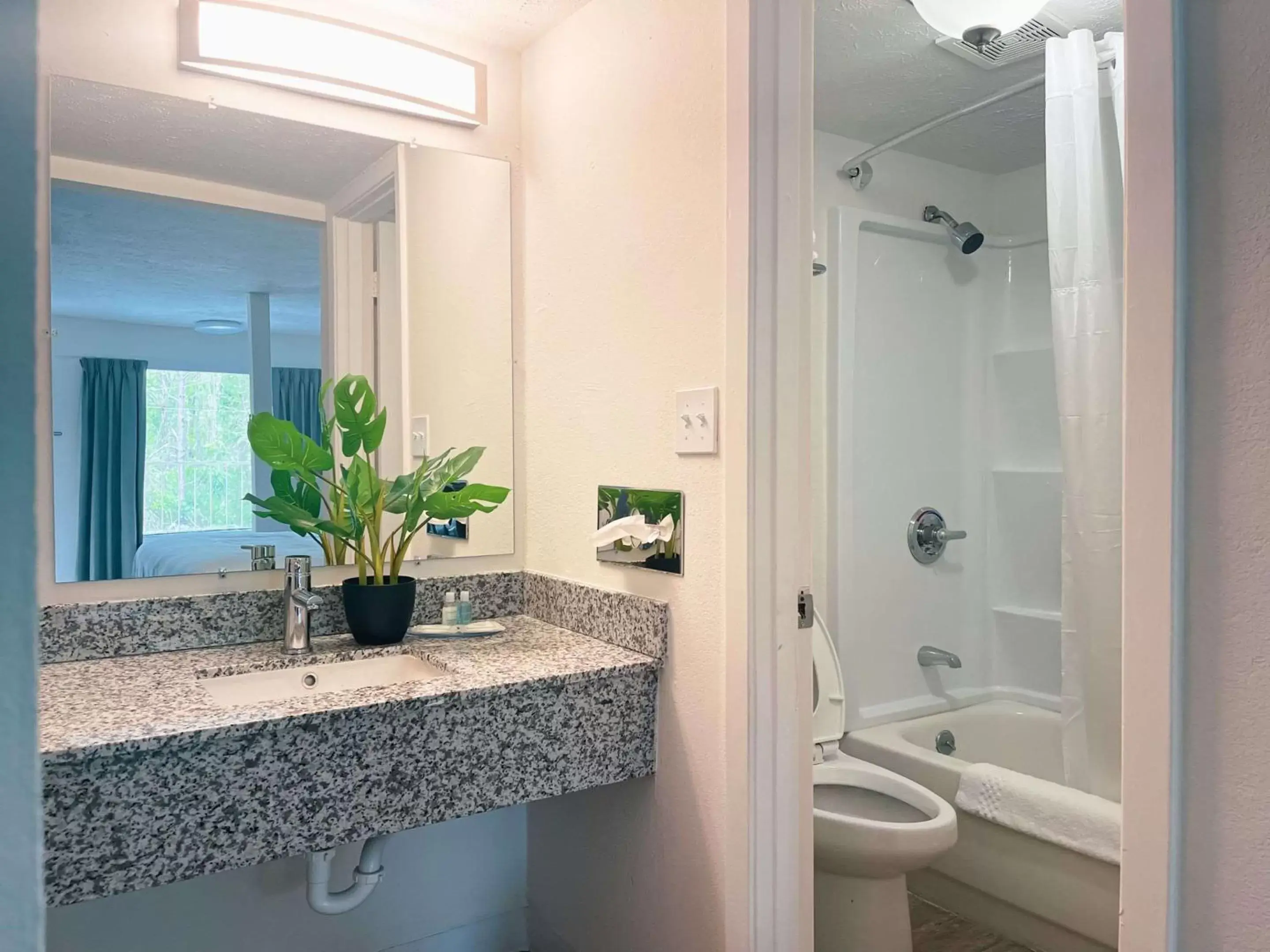 Standard King Room - Non-Smoking in Clarion Inn Standard King Room - Non-Smoking in Clarion Inn