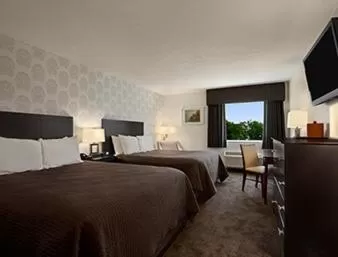 Deluxe Queen Room with Two Queen Beds - Non-Smoking in Travelodge by Wyndham Hubbard OH