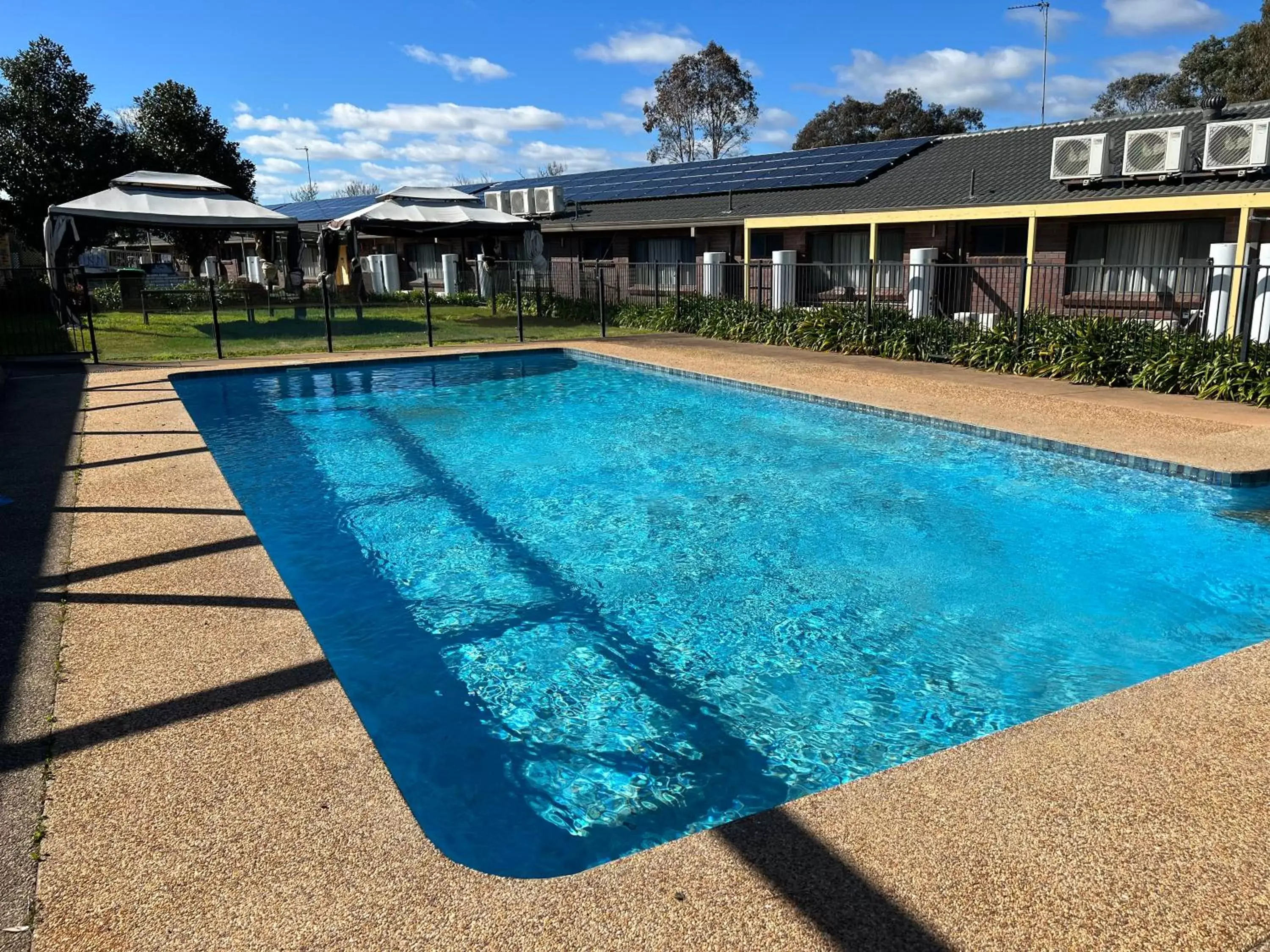 Swimming Pool in Tumut Valley Motel
