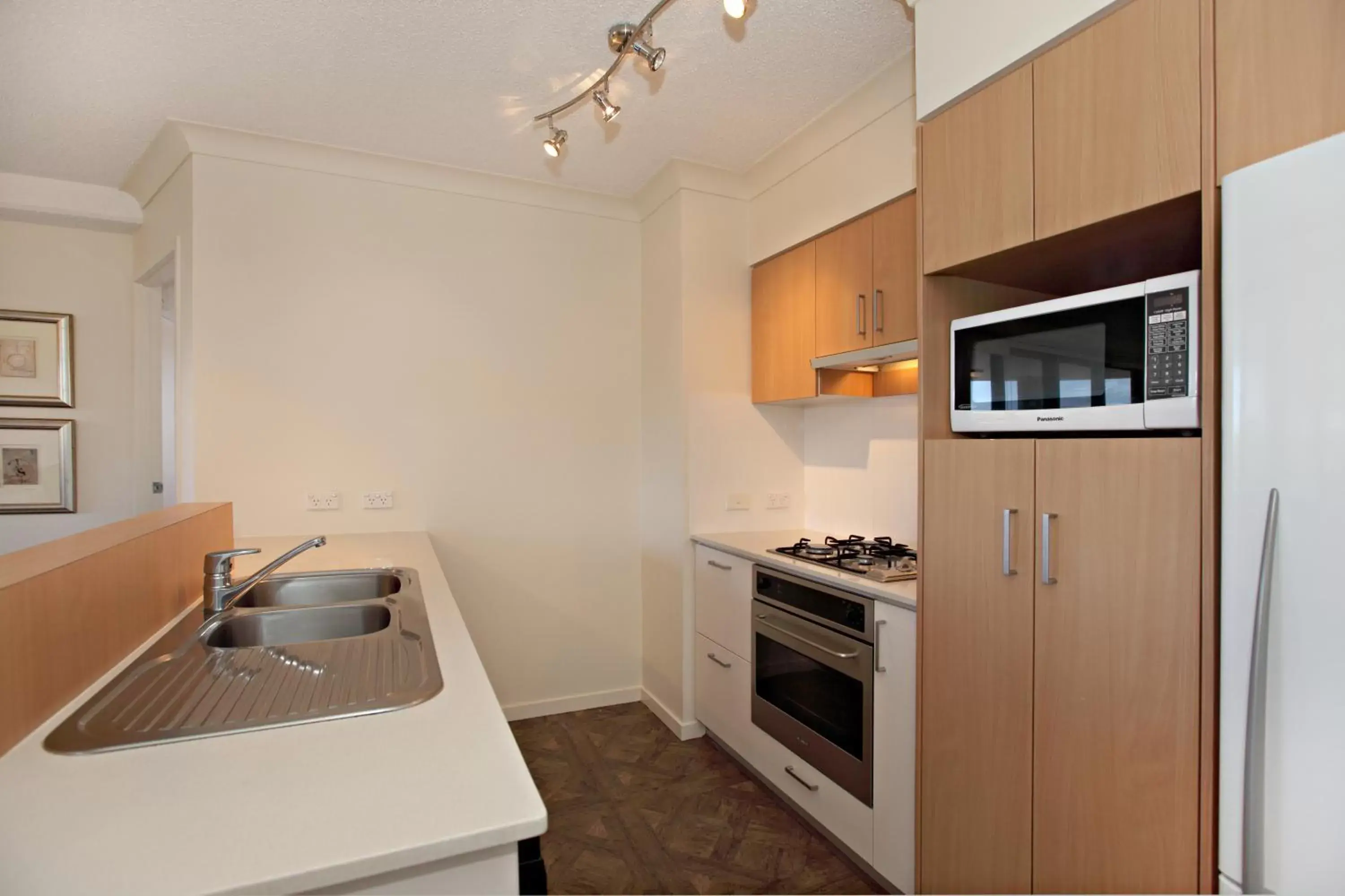 Kitchen or kitchenette, Kitchen/Kitchenette in Inn on the Park Apartments