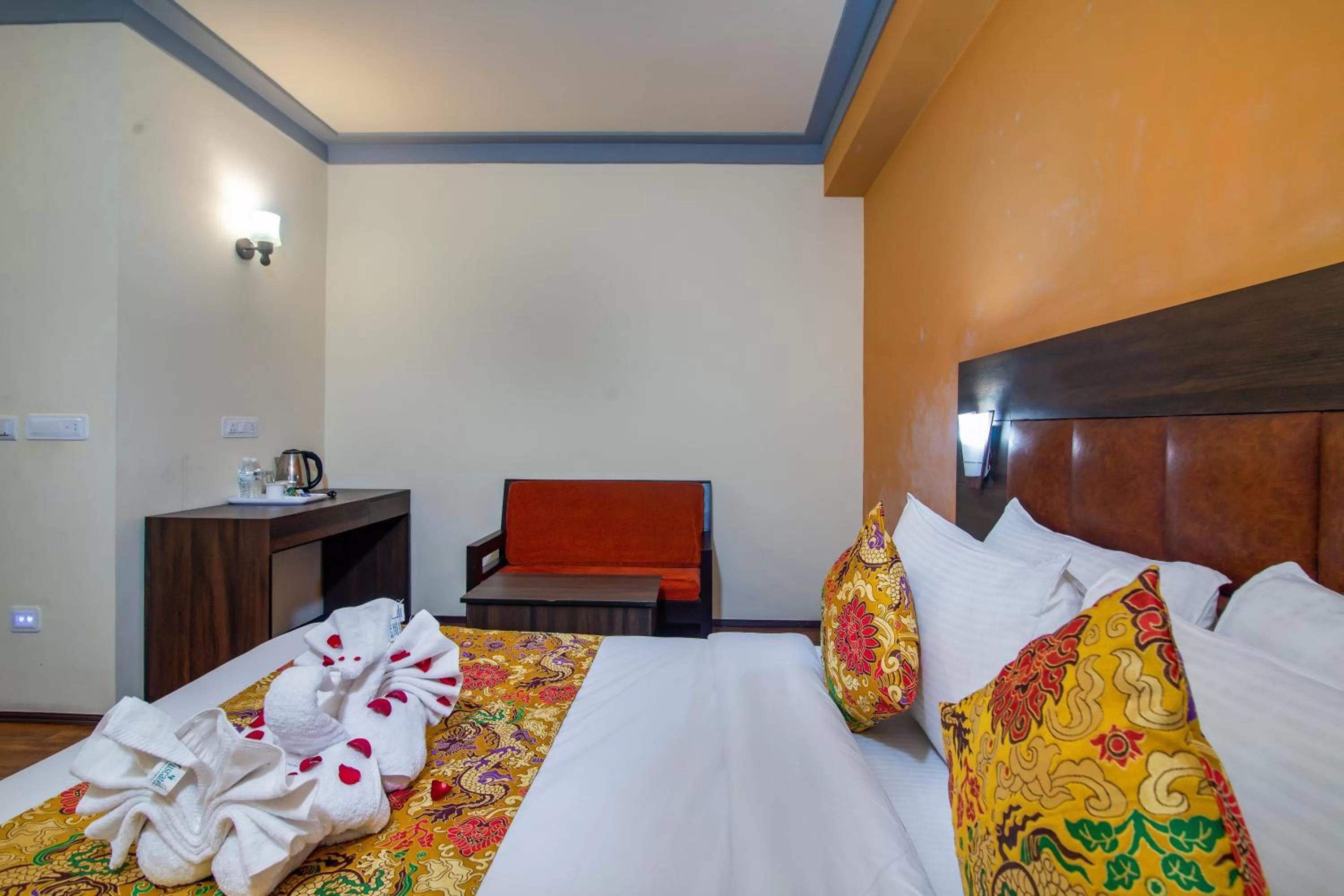 Bed in Muscatel Grand Silkroute - 300 Mts from MG Marg