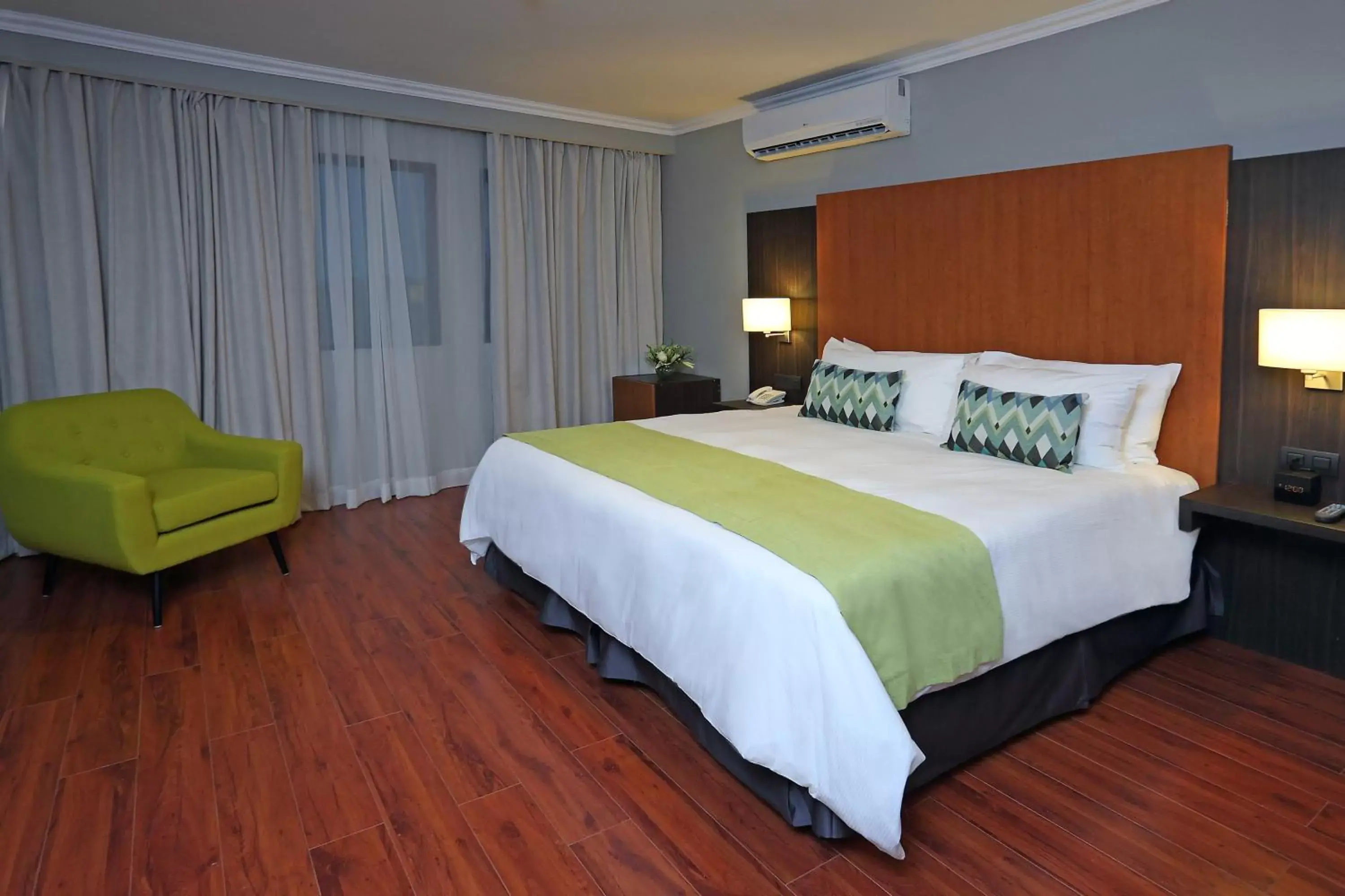 Photo of the whole room, Bed in Aranjuez Hotel & Suites