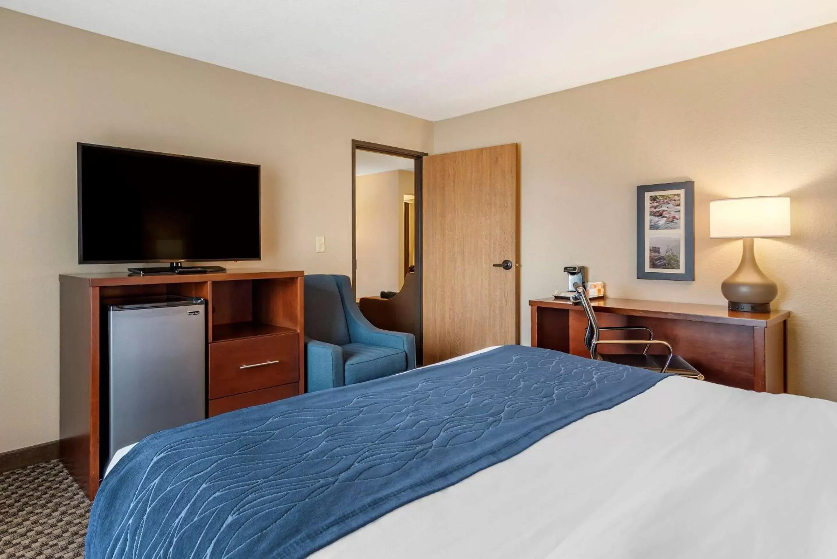 Photo of the whole room, Bed in Comfort Inn & Suites Blue Ridge