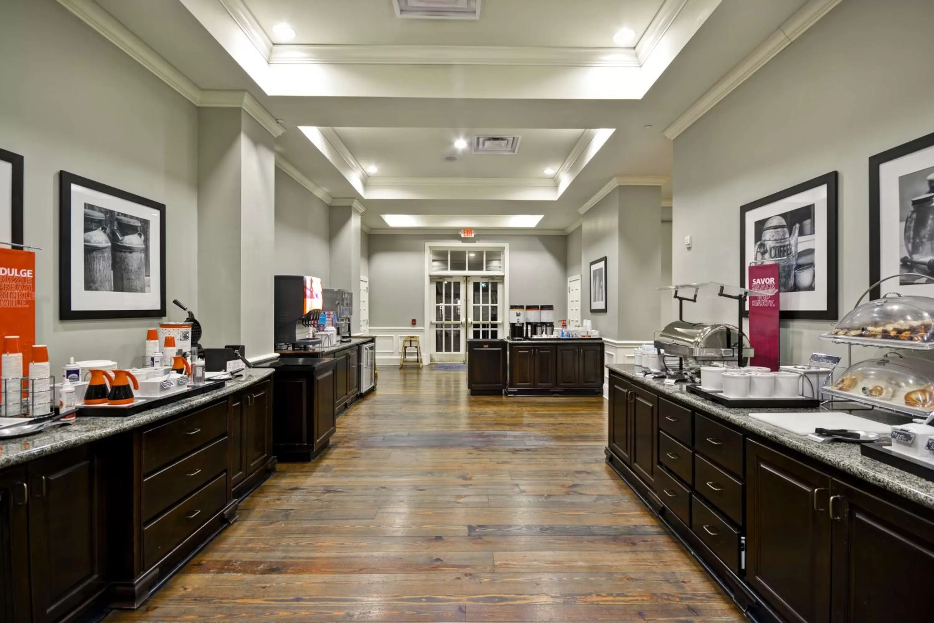 Dining area in Hampton Inn & Suites Savannah Historic District