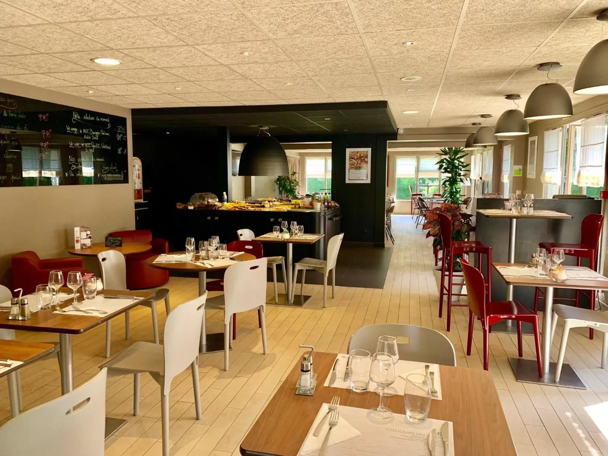 Restaurant/Places to Eat in Campanile Deauville Saint-Arnoult
