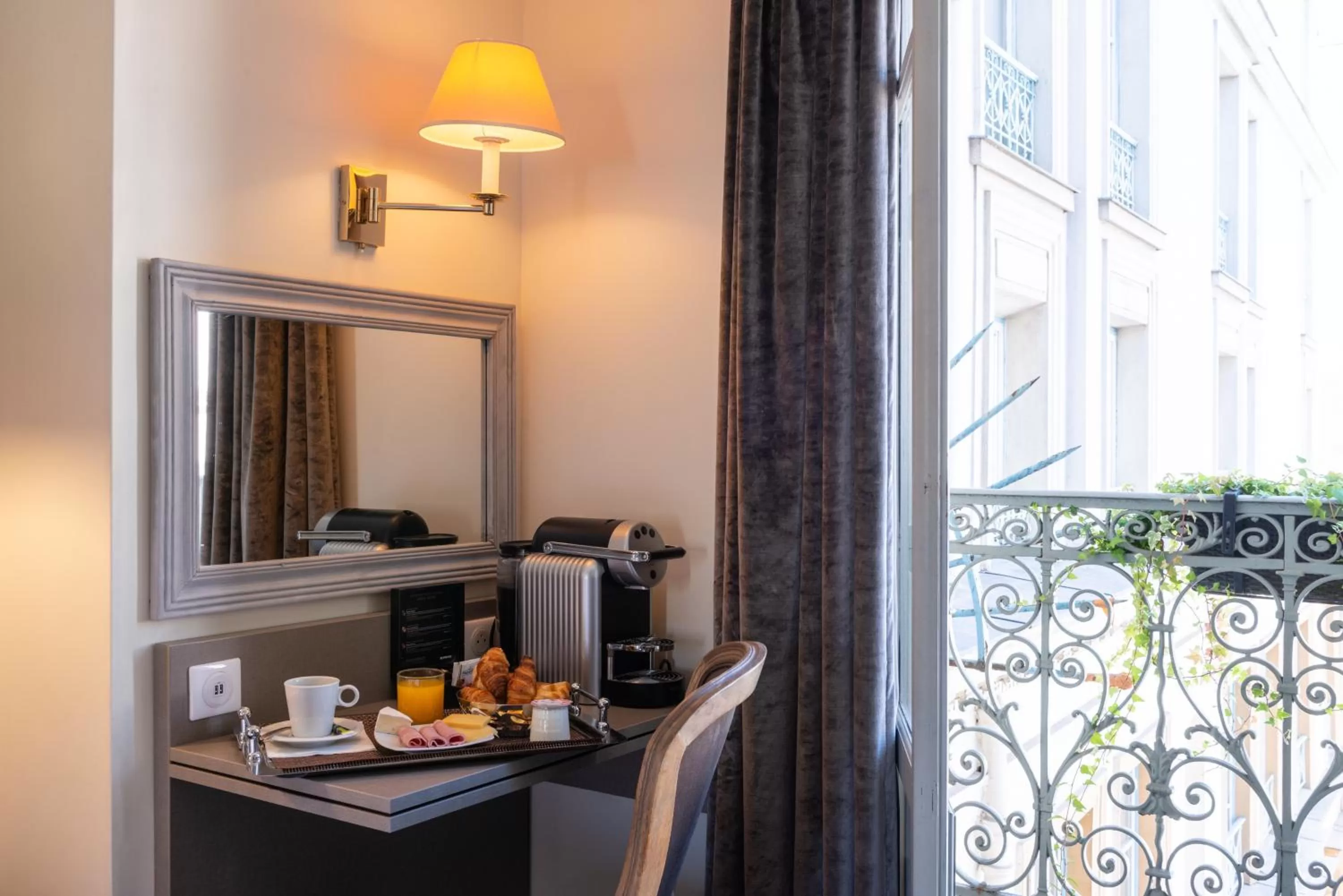 Coffee/tea facilities in Hôtel Aston Paris