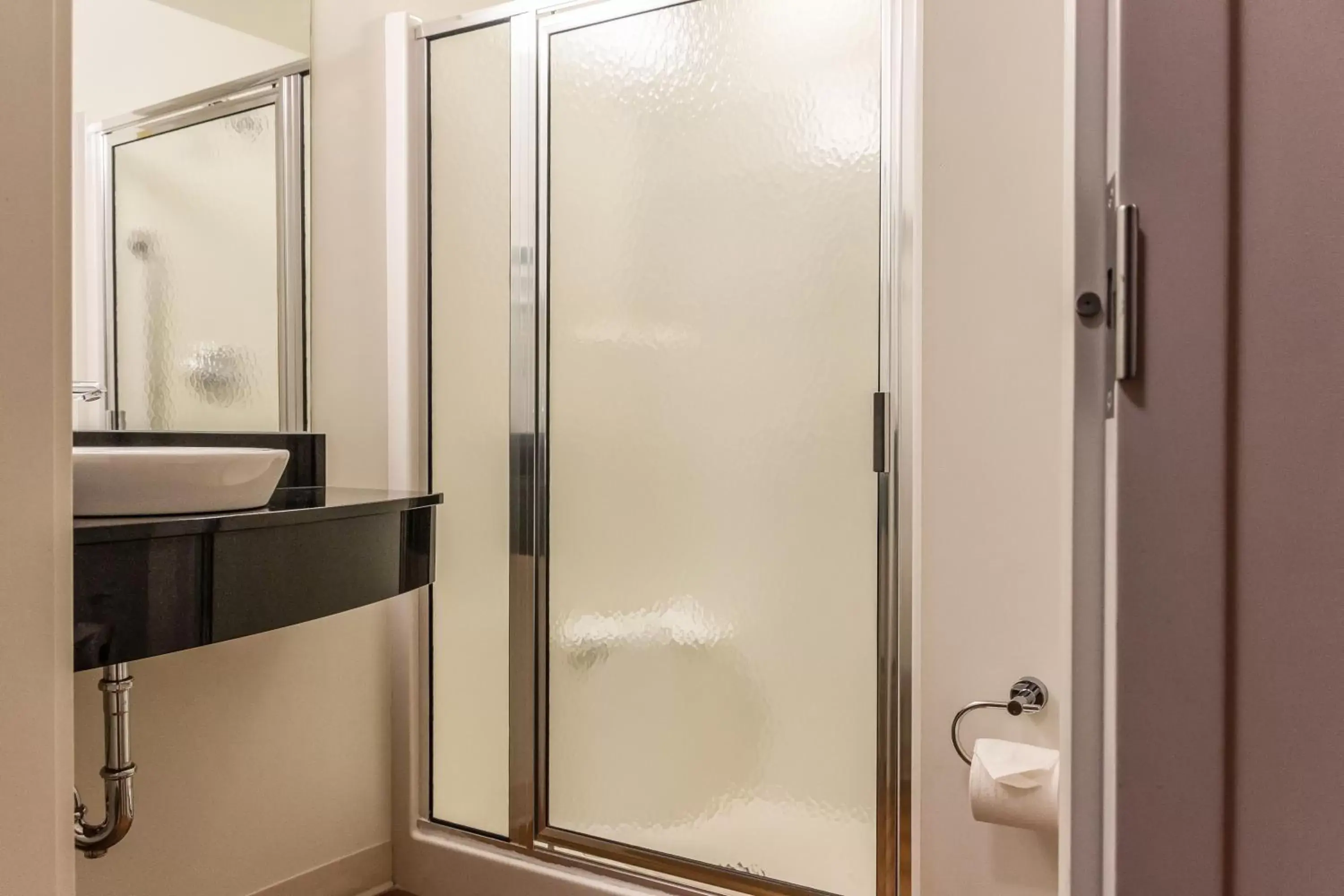 Bathroom in Motel 6-Headingley, MB - Winnipeg West