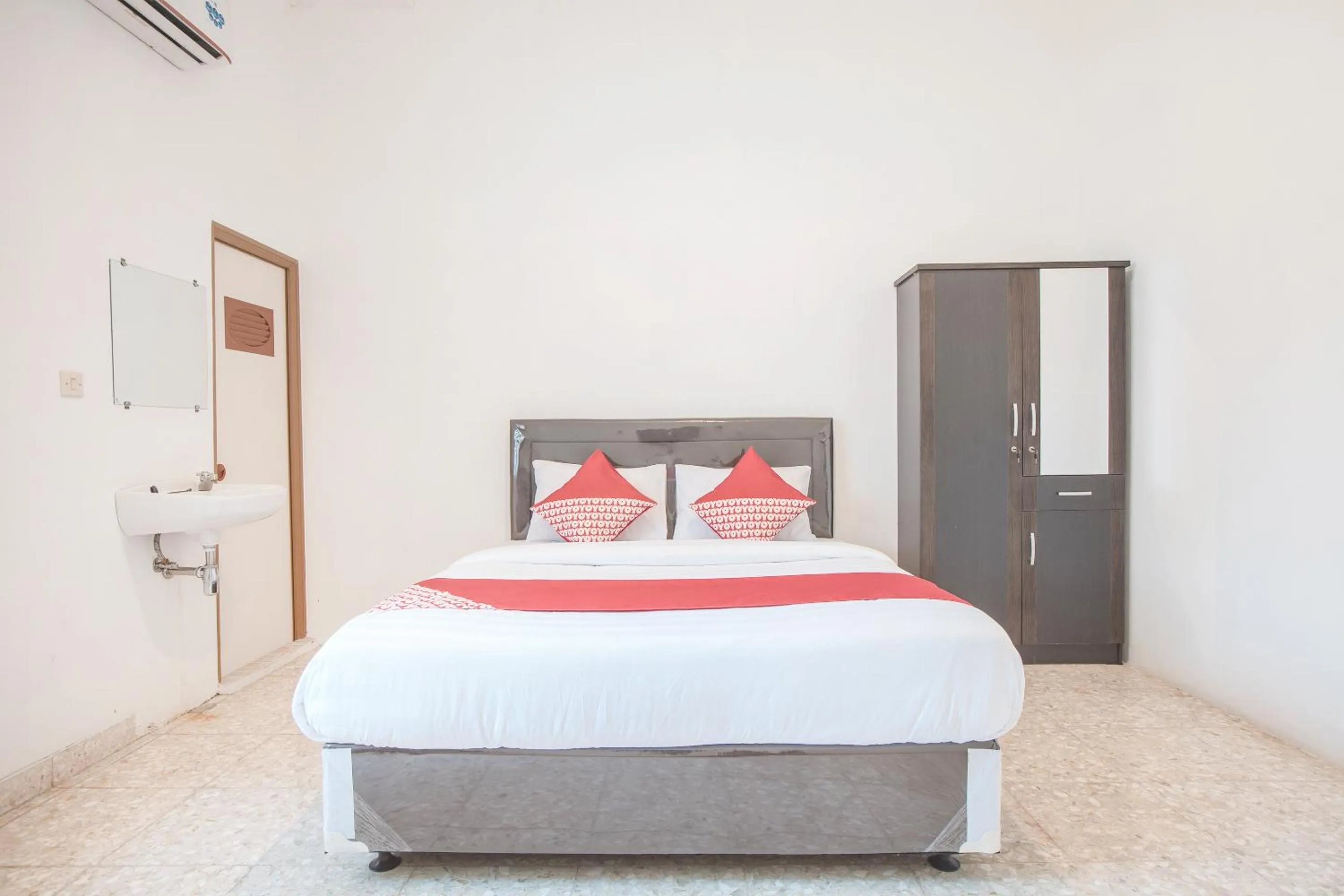 Deluxe Double Room in OYO 332 Residence G17