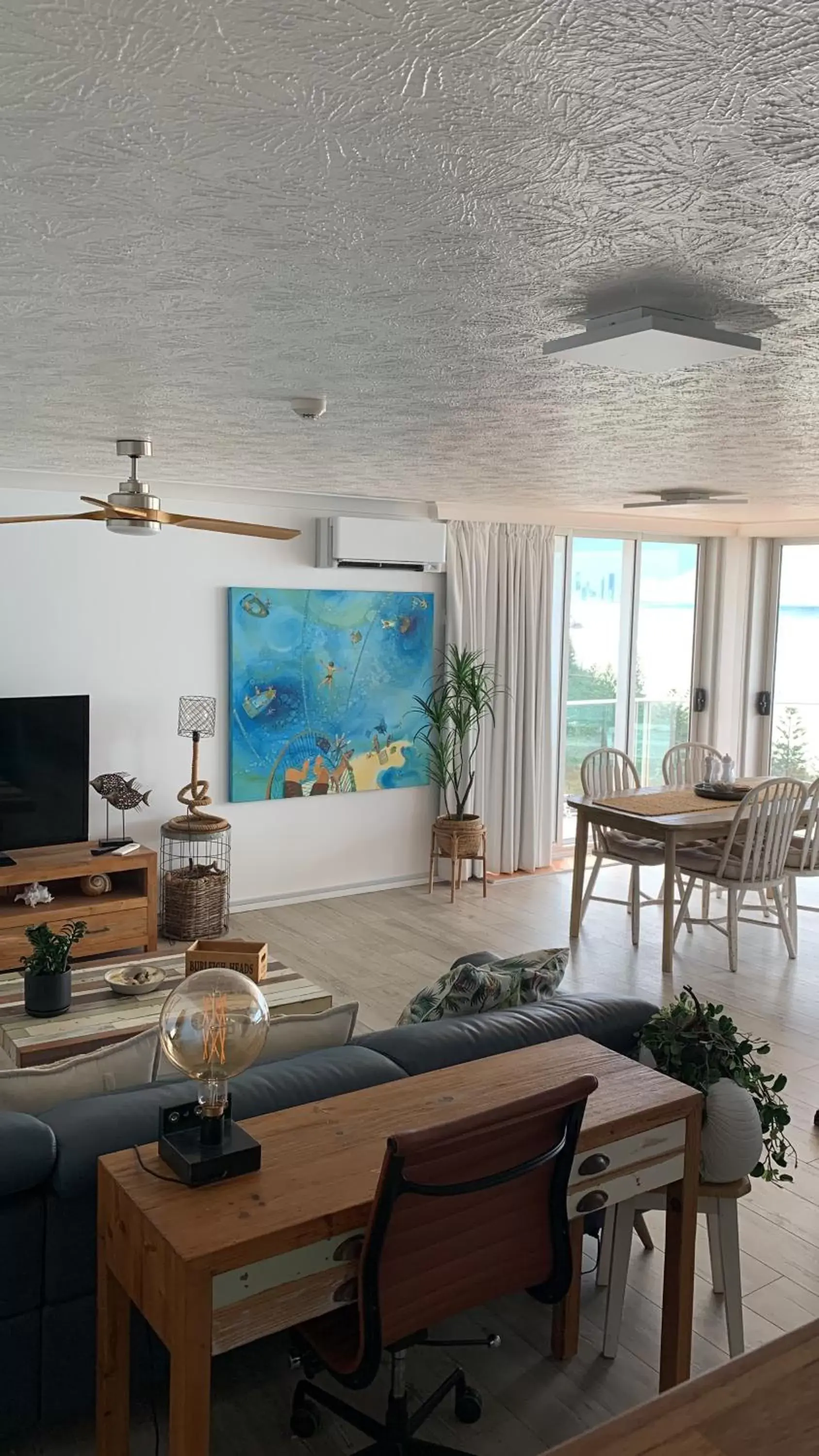 Living room, Restaurant/Places to Eat in Pacific Regis Beachfront Holiday Apartments
