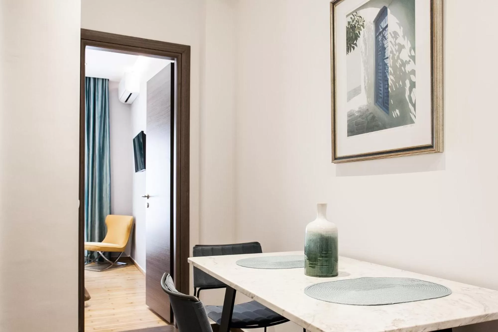 Dining area in Nicholas Point Apartments and Rooms