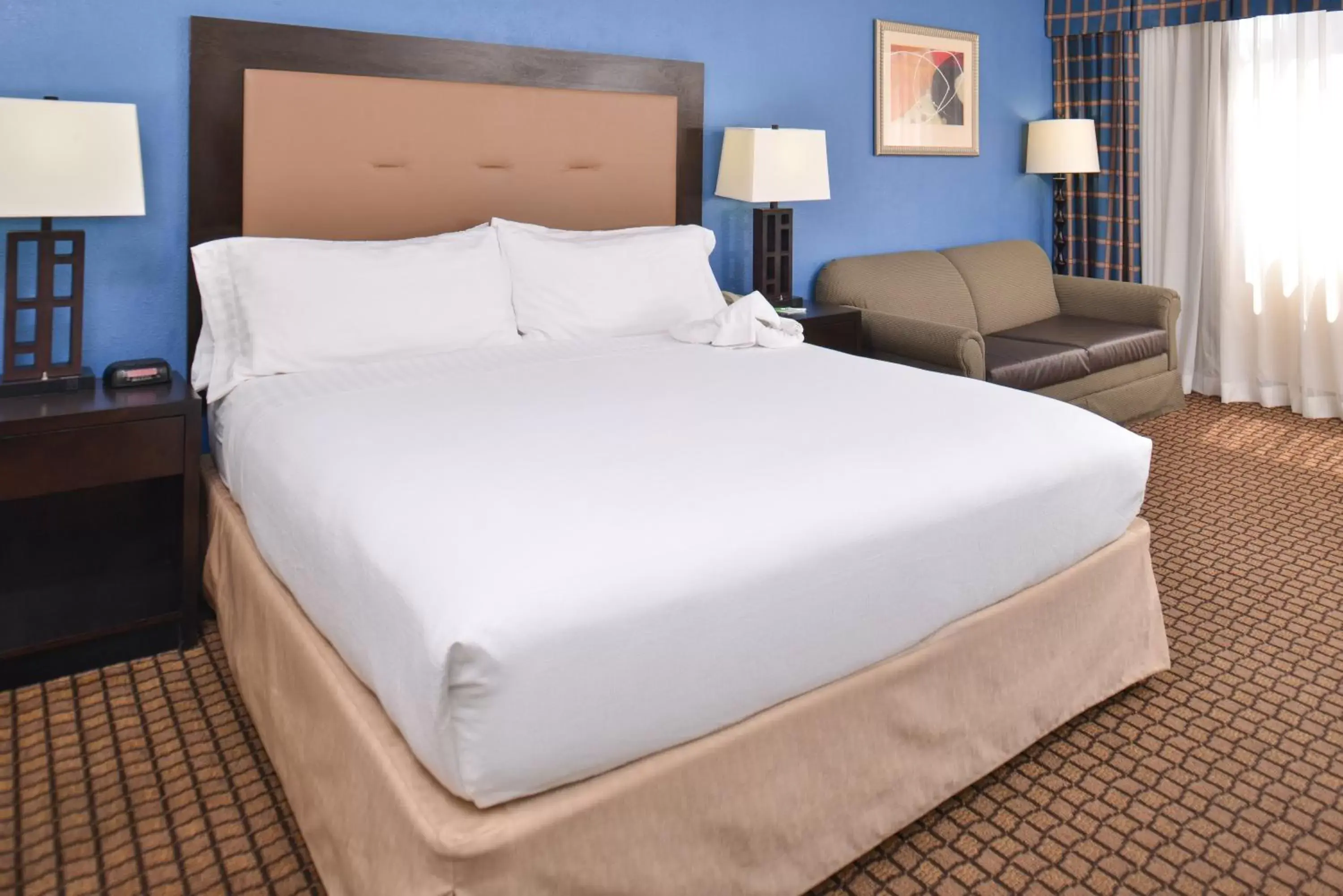 Photo of the whole room, Bed in Ramada Plaza by Wyndham Sheridan Hotel & Convention Center