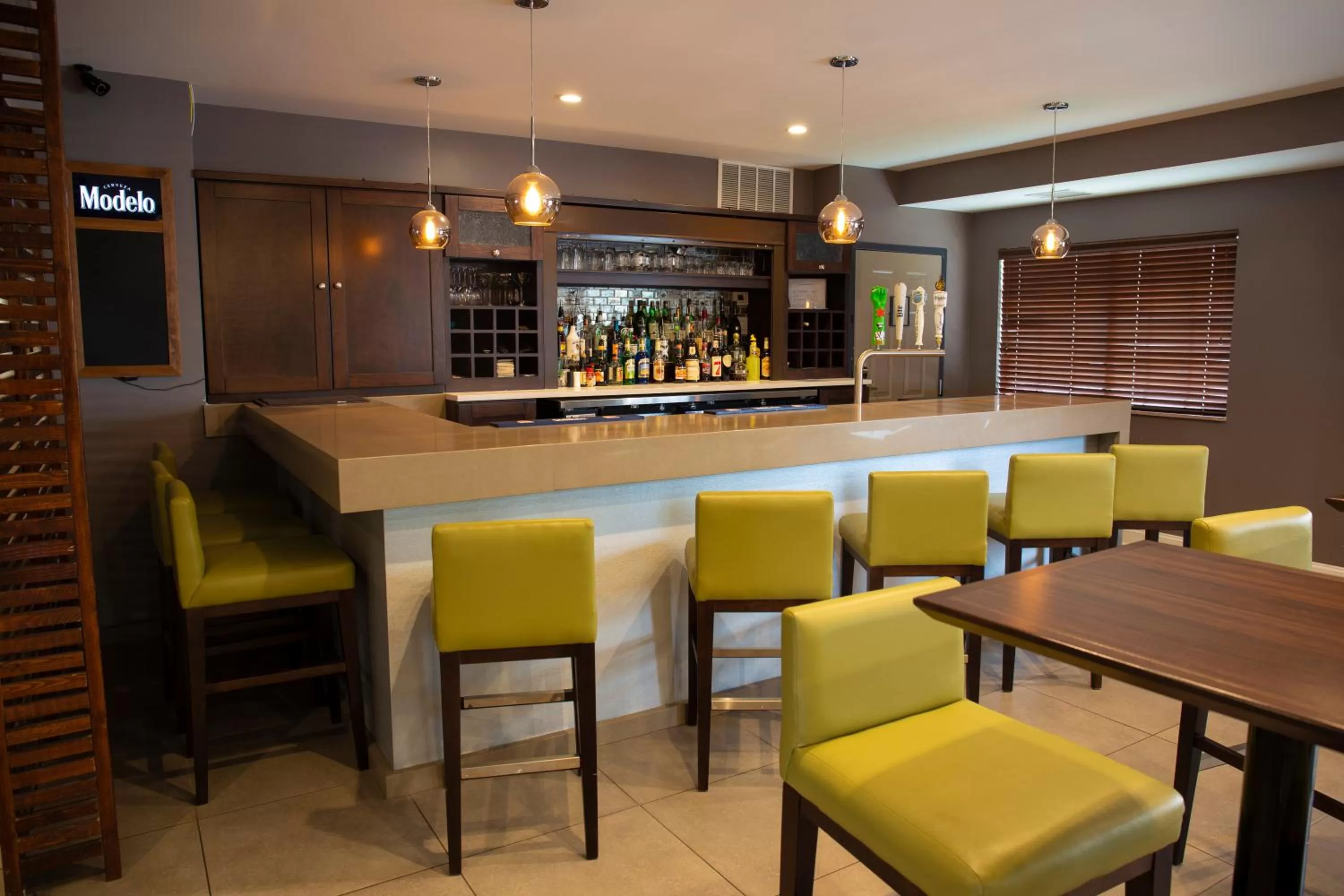 Lounge or bar in Country Inn & Suites by Radisson, Chicago-Hoffman