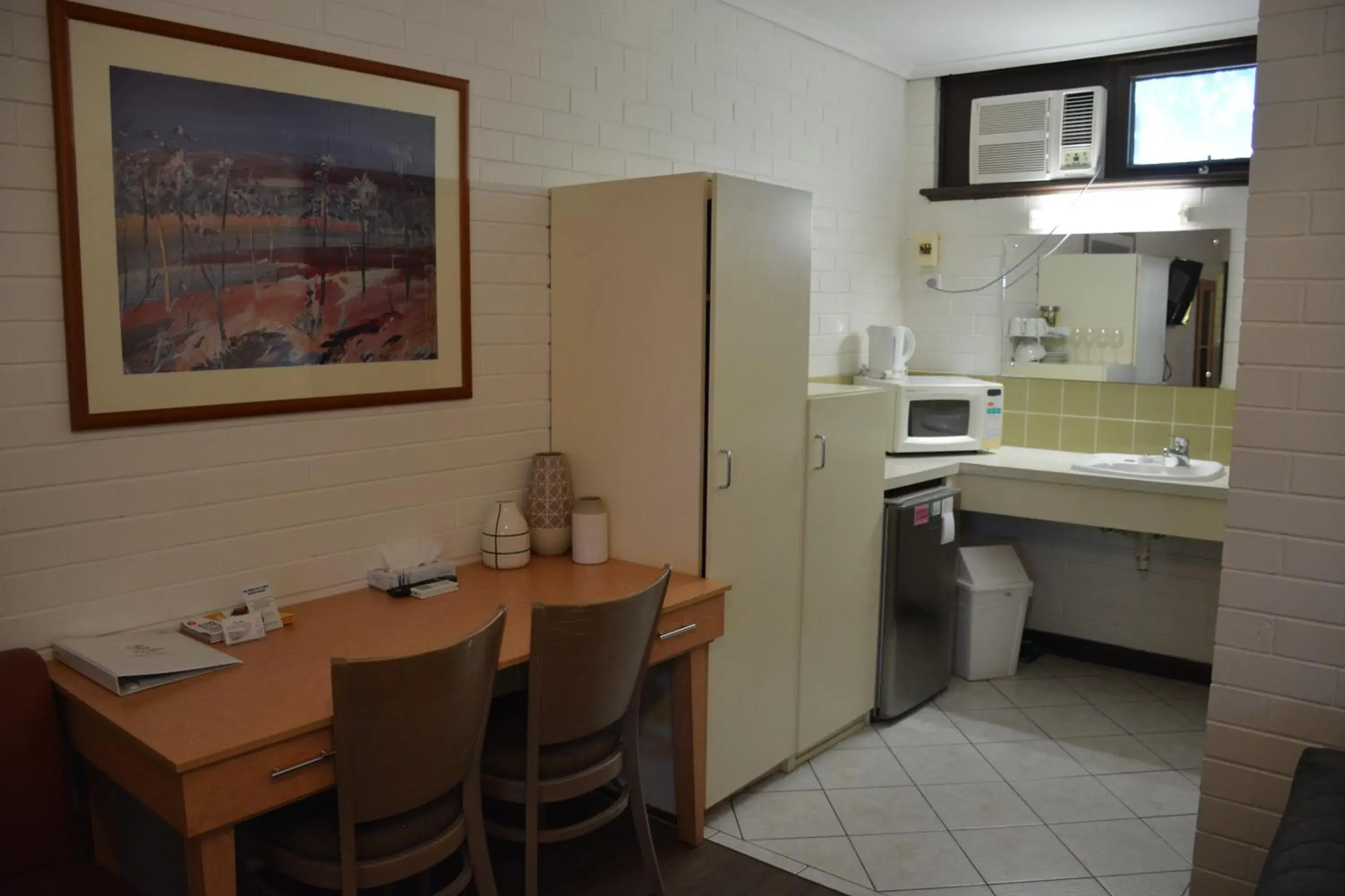 Kitchen or kitchenette, Bathroom in Angaston Vineyards Motel