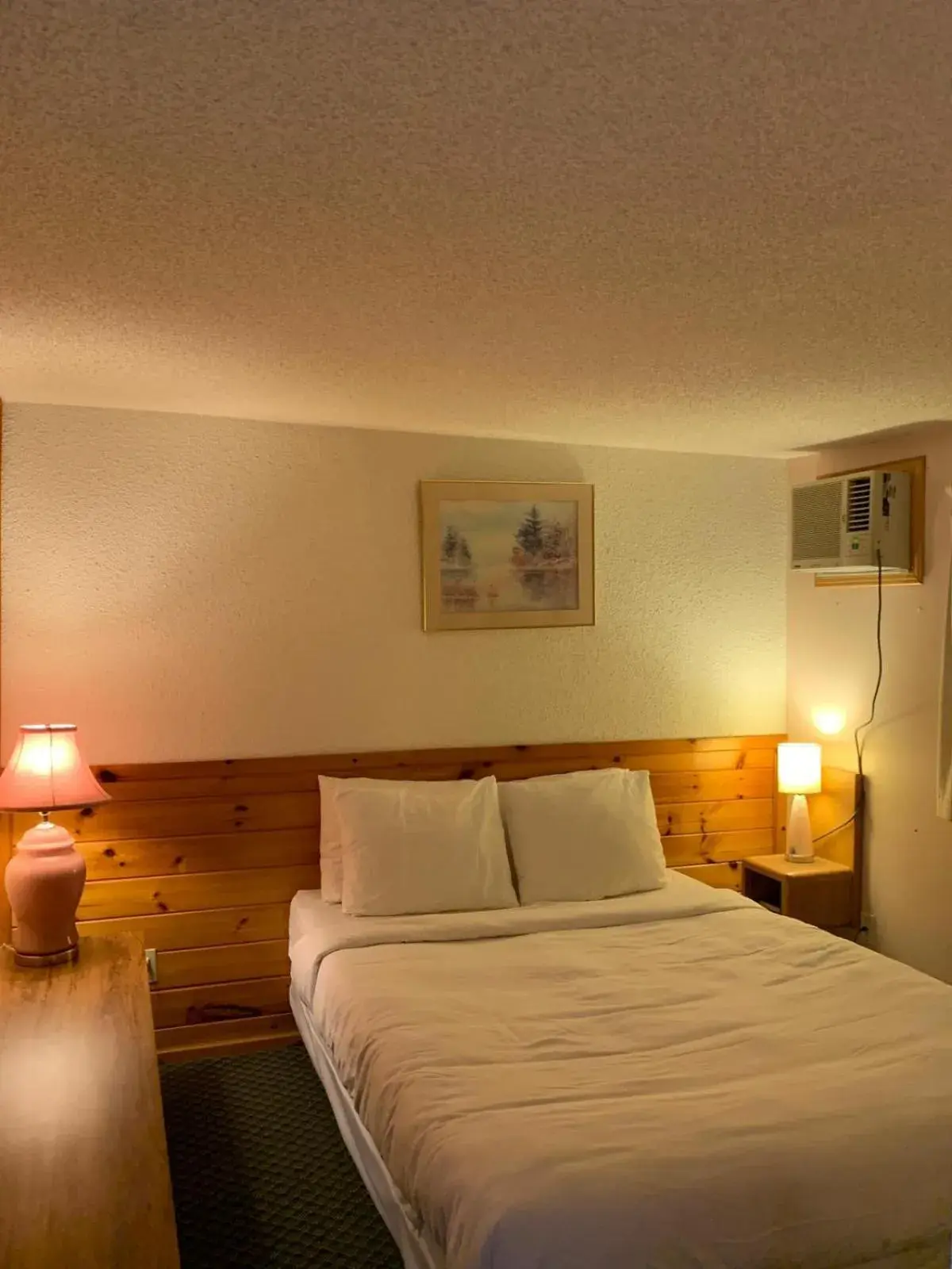 Bedroom, Bed in Algonquin Lakeside Inn
