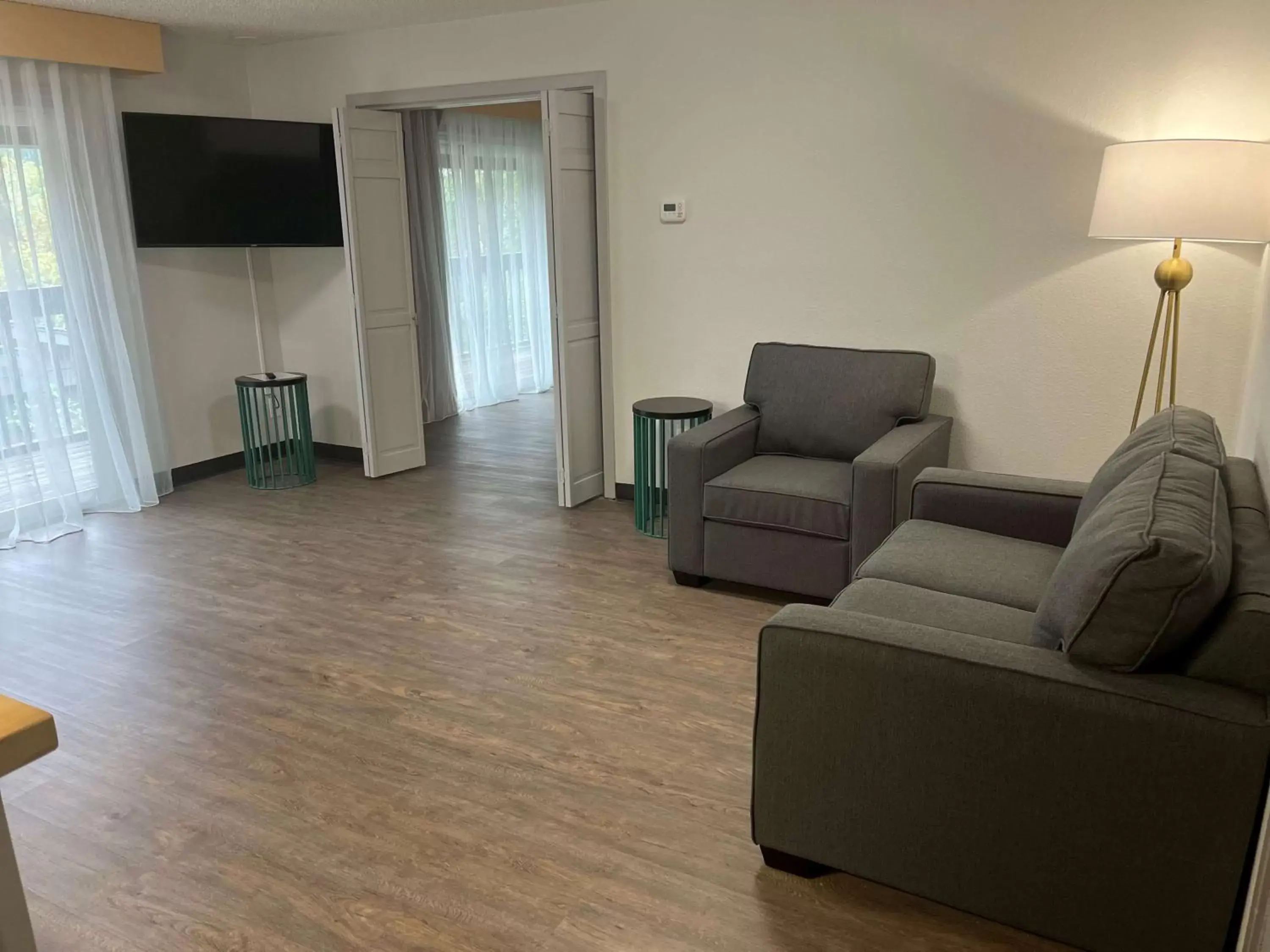 Bedroom, Seating Area in Best Western Portland West Beaverton