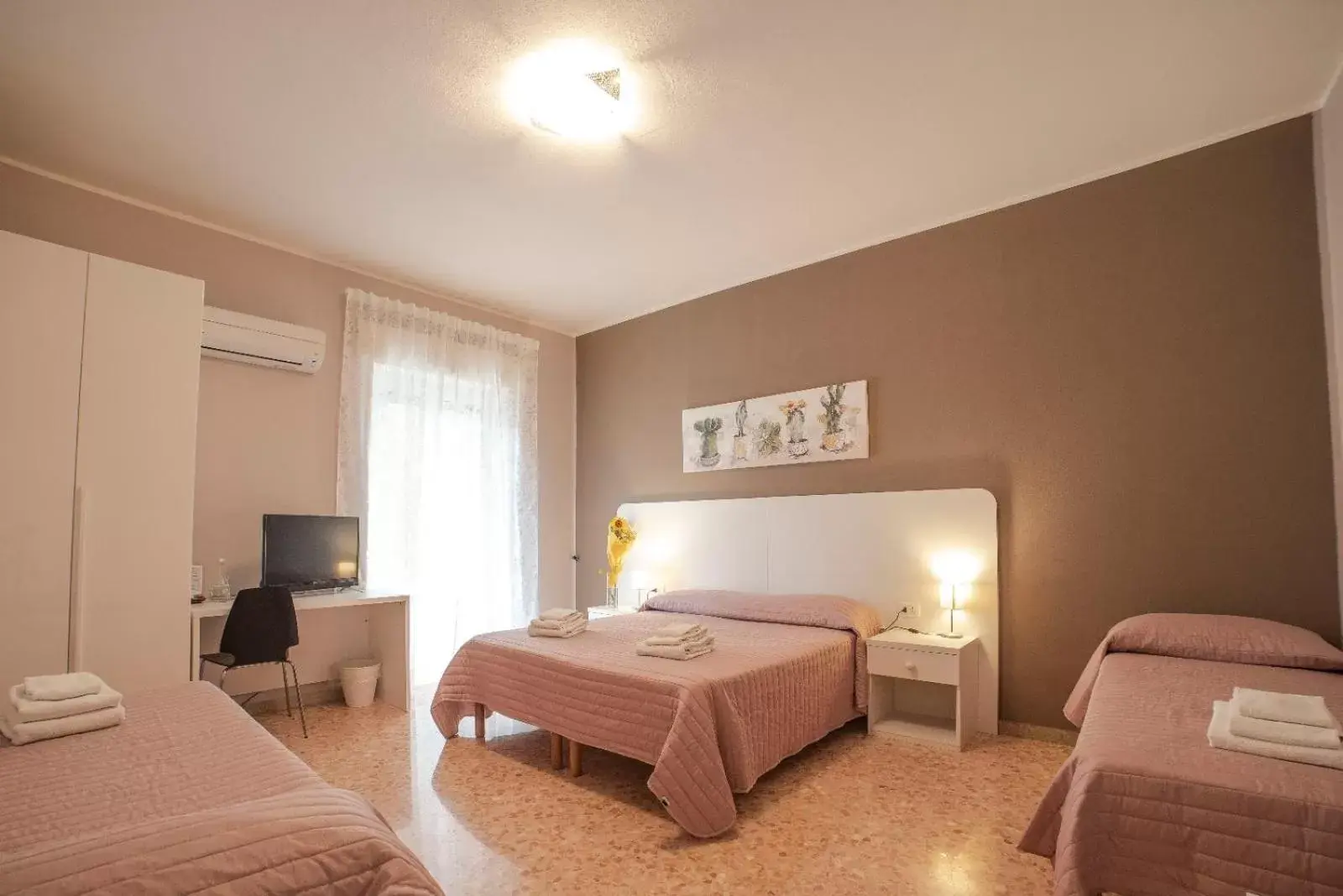 Quadruple Room with Private Bathroom in the room - single occupancy in B&B Siracusa Holidays Quadruple Room with Private Bathroom in the room - single occupancy in B&B Siracusa Holidays