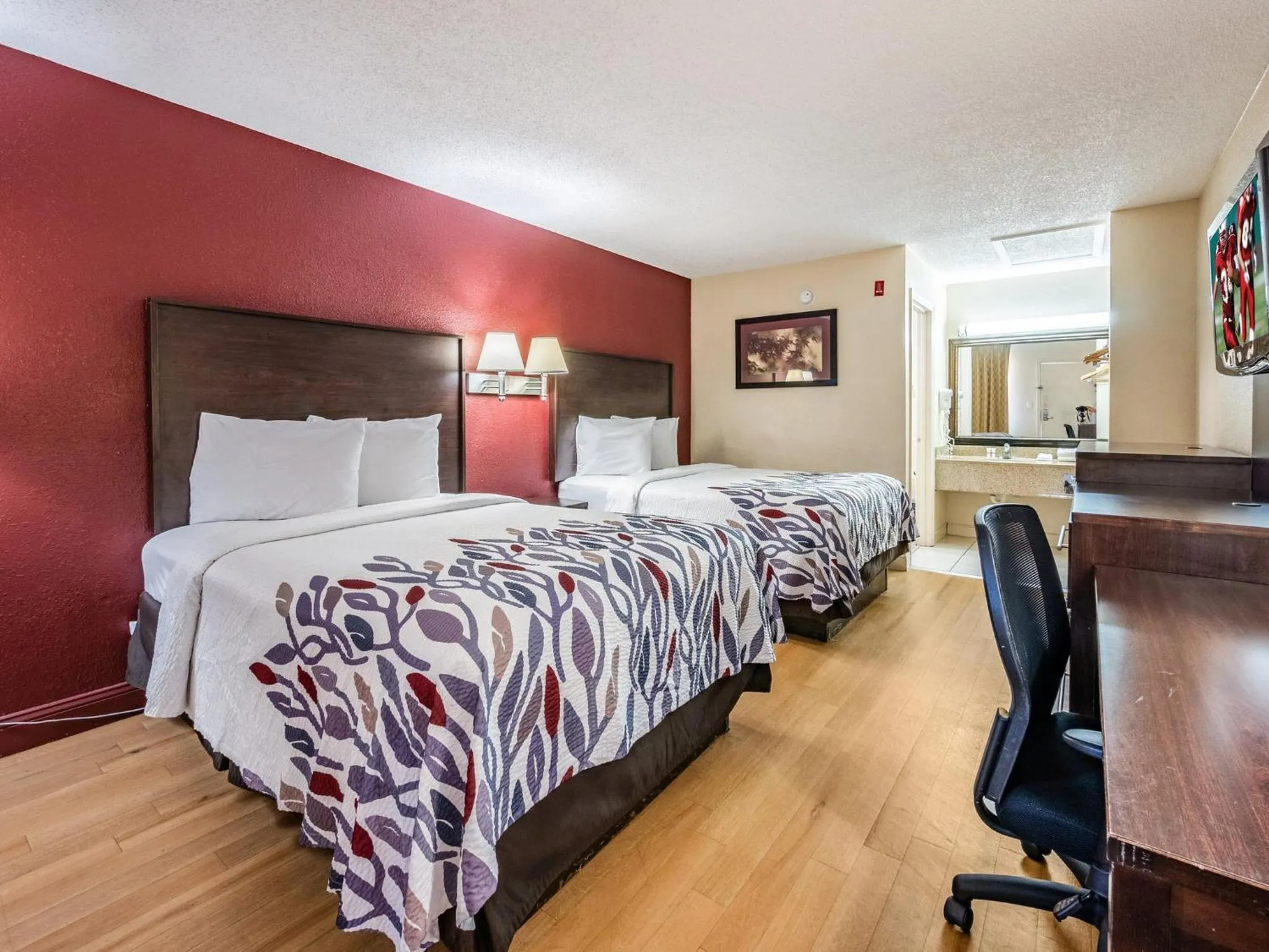 Photo of the whole room, Bed in Red Roof Inn Orlando South - Florida Mall