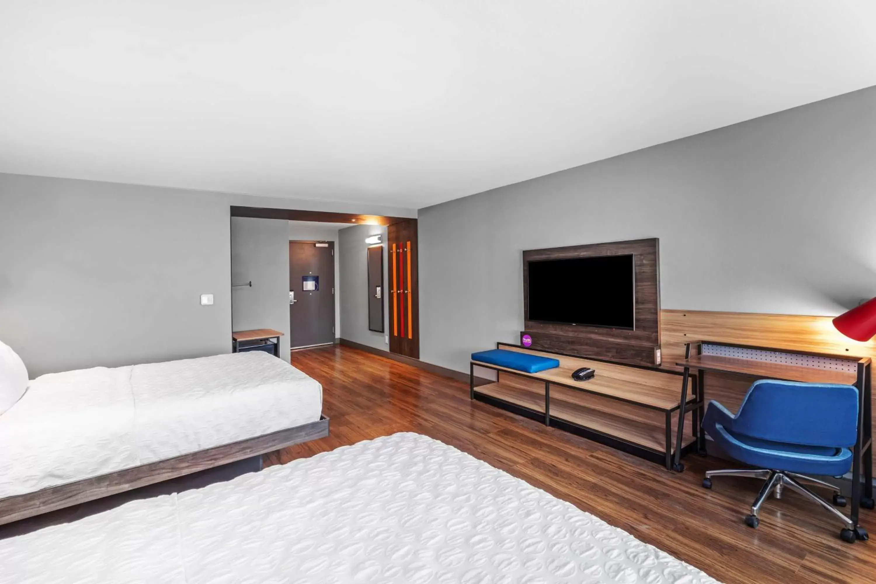 Bedroom, TV/Entertainment Center in Tru By Hilton Laredo Airport Area, Tx