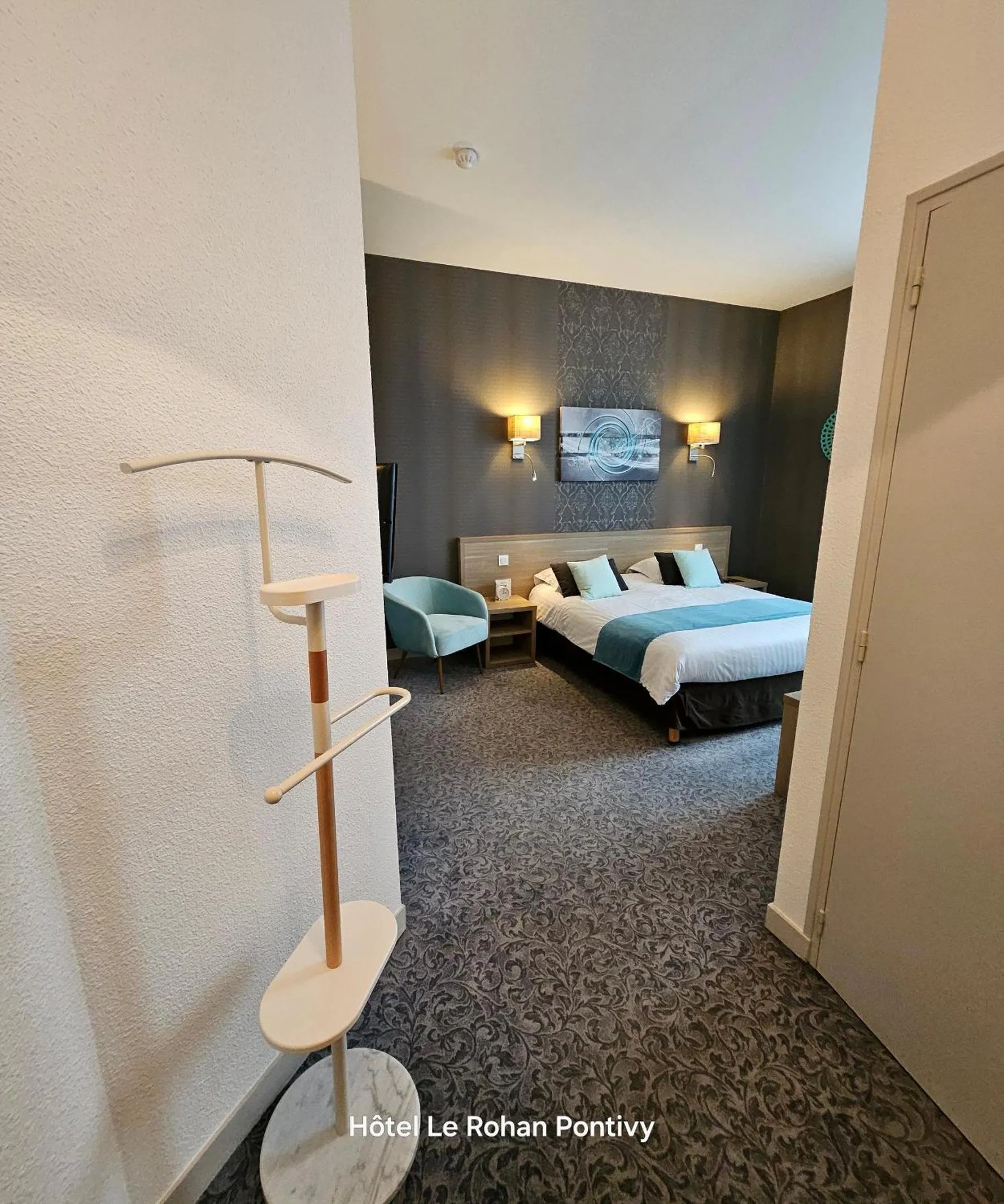 Guests, Bed in Hôtel Le Rohan Charme et Caractère