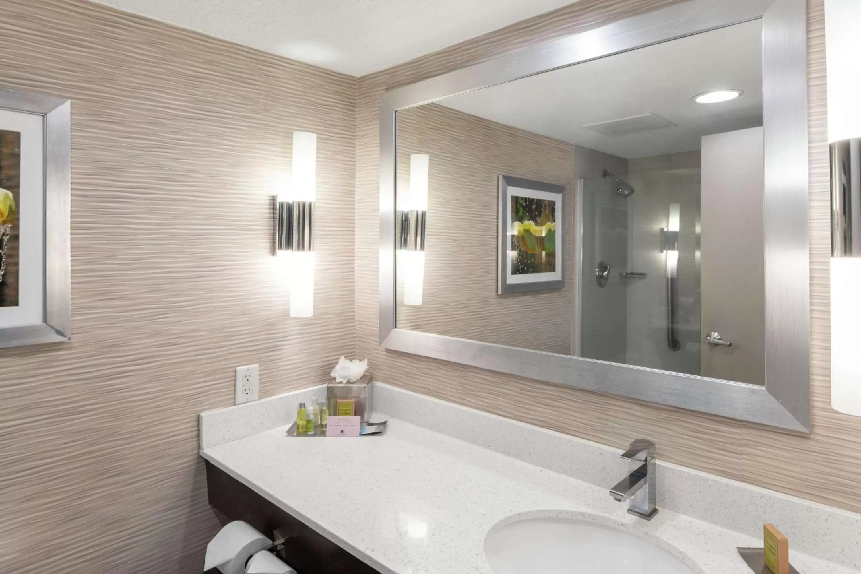 Bathroom in DoubleTree by Hilton Hotel Jacksonville Airport