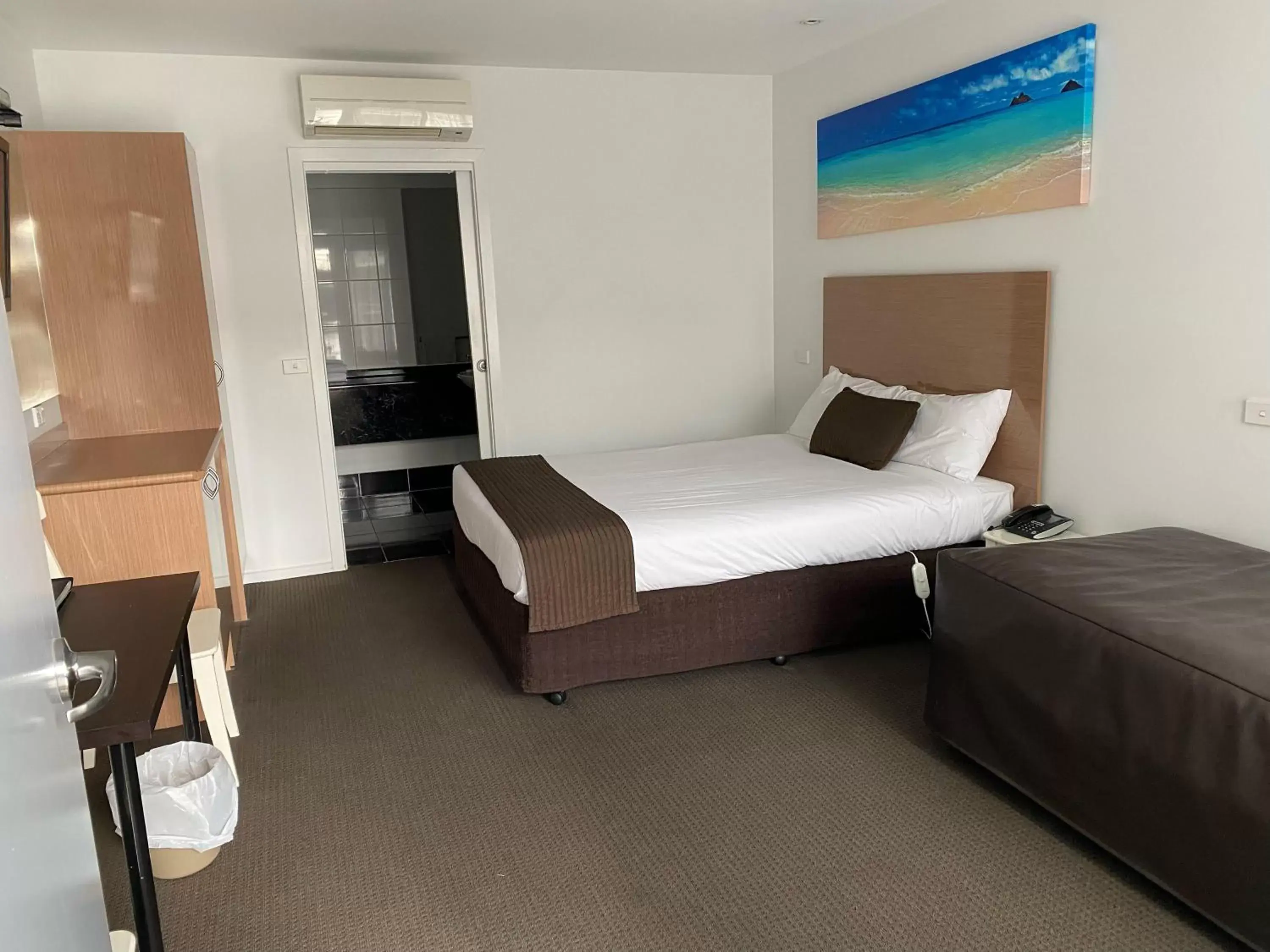 Standard Queen Room in Belmercer Motel Standard Queen Room in Belmercer Motel