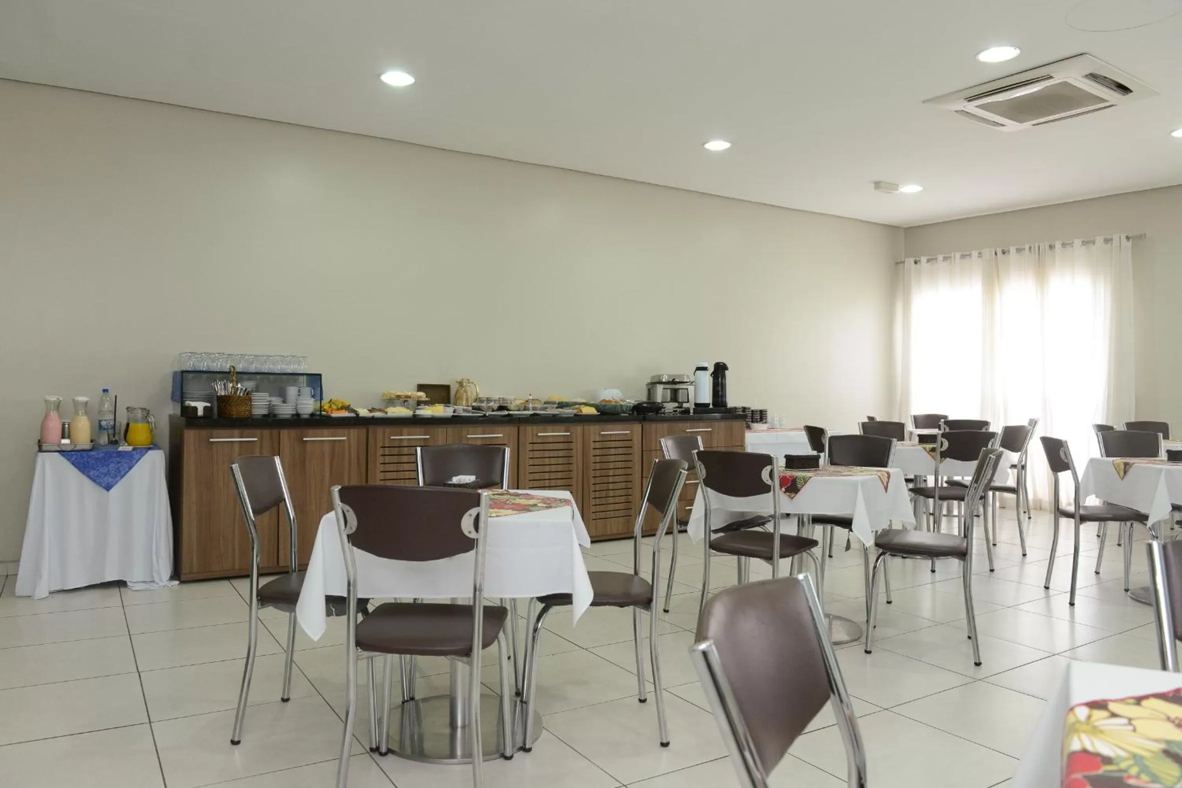 Restaurant/Places to Eat in Alano Executivo Hotel