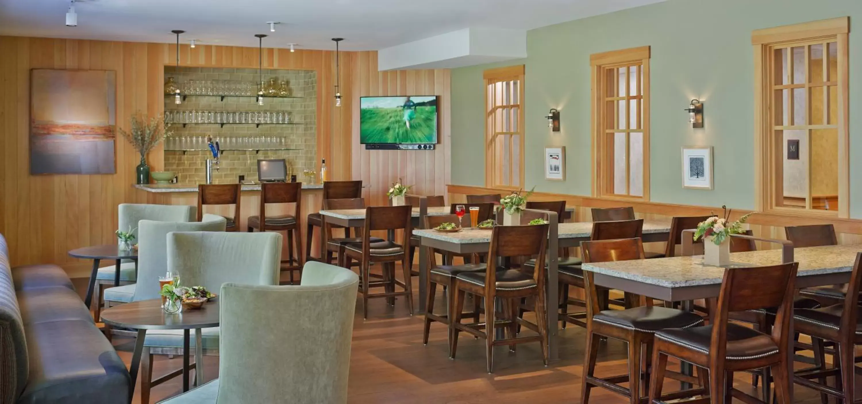 Restaurant/Places to Eat in Green Mountain Suites Hotel