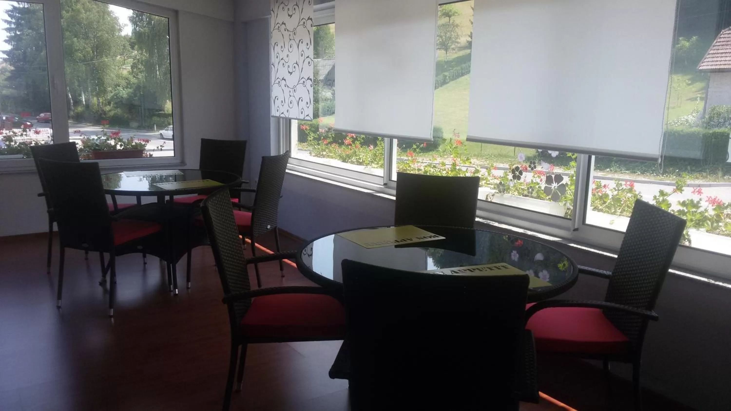 Restaurant/places to eat in Motel Maks