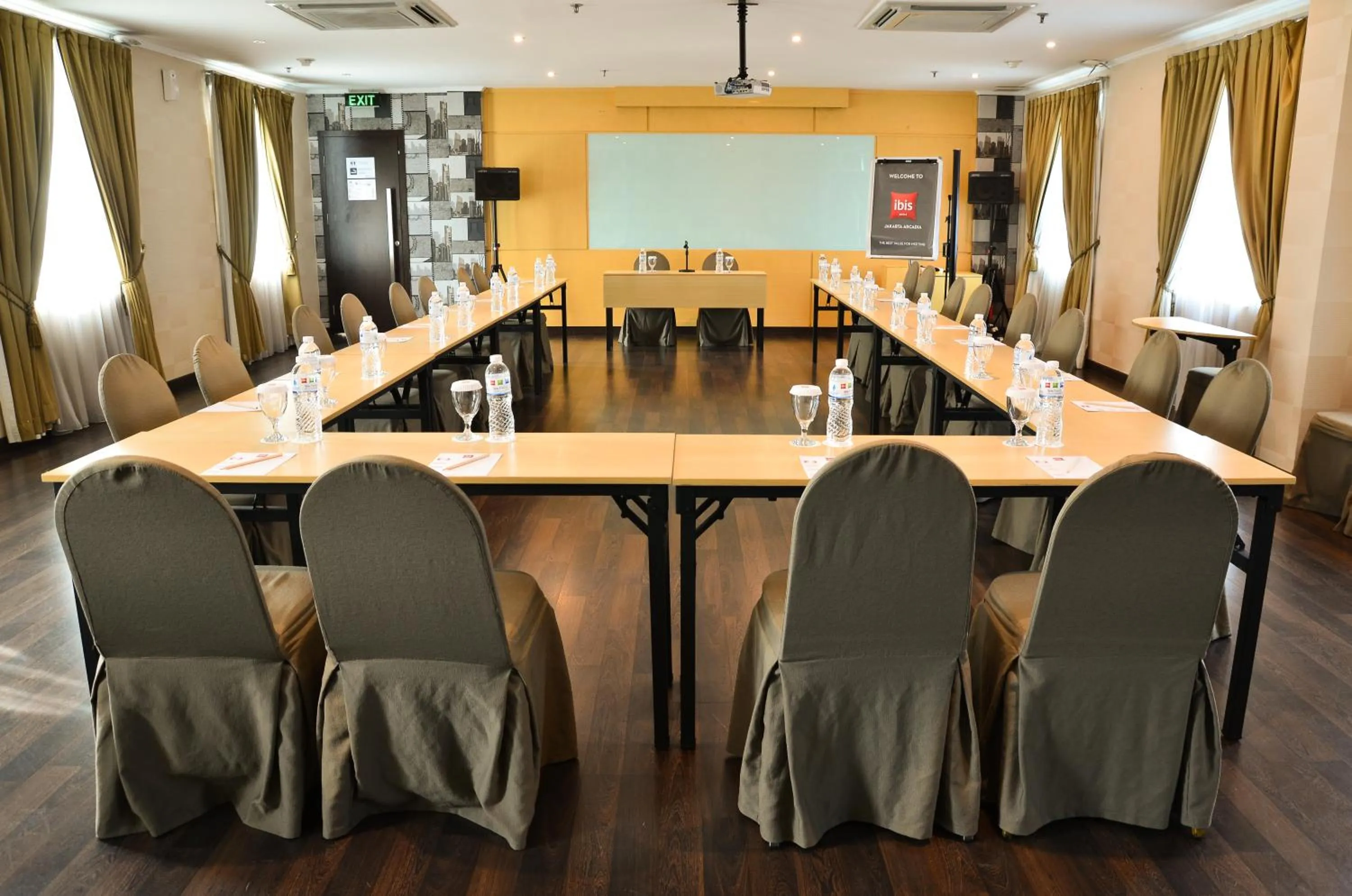 Meeting/conference room in Ibis Jakarta Arcadia