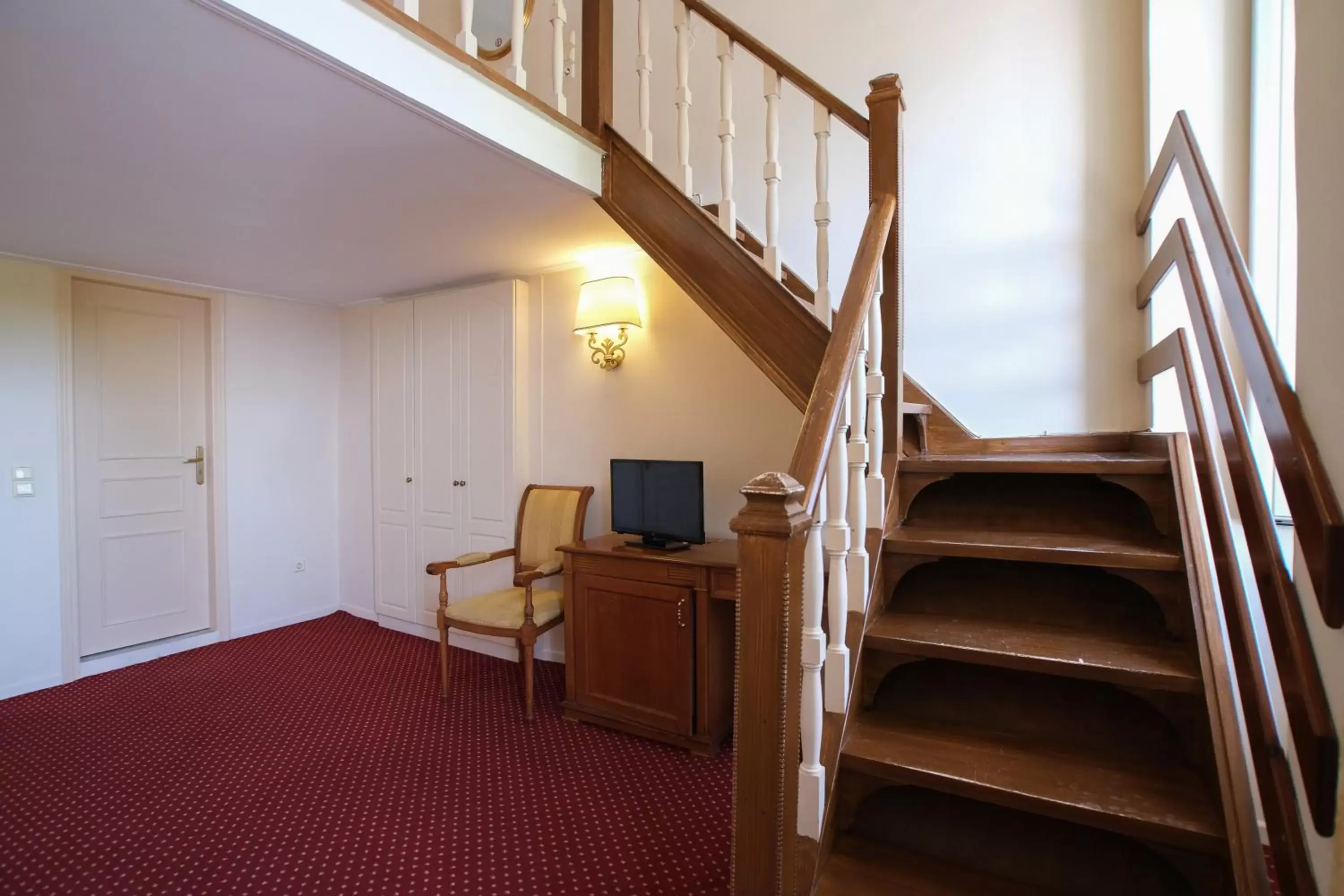 Bedroom, TV/Entertainment Center in Cavalieri Hotel