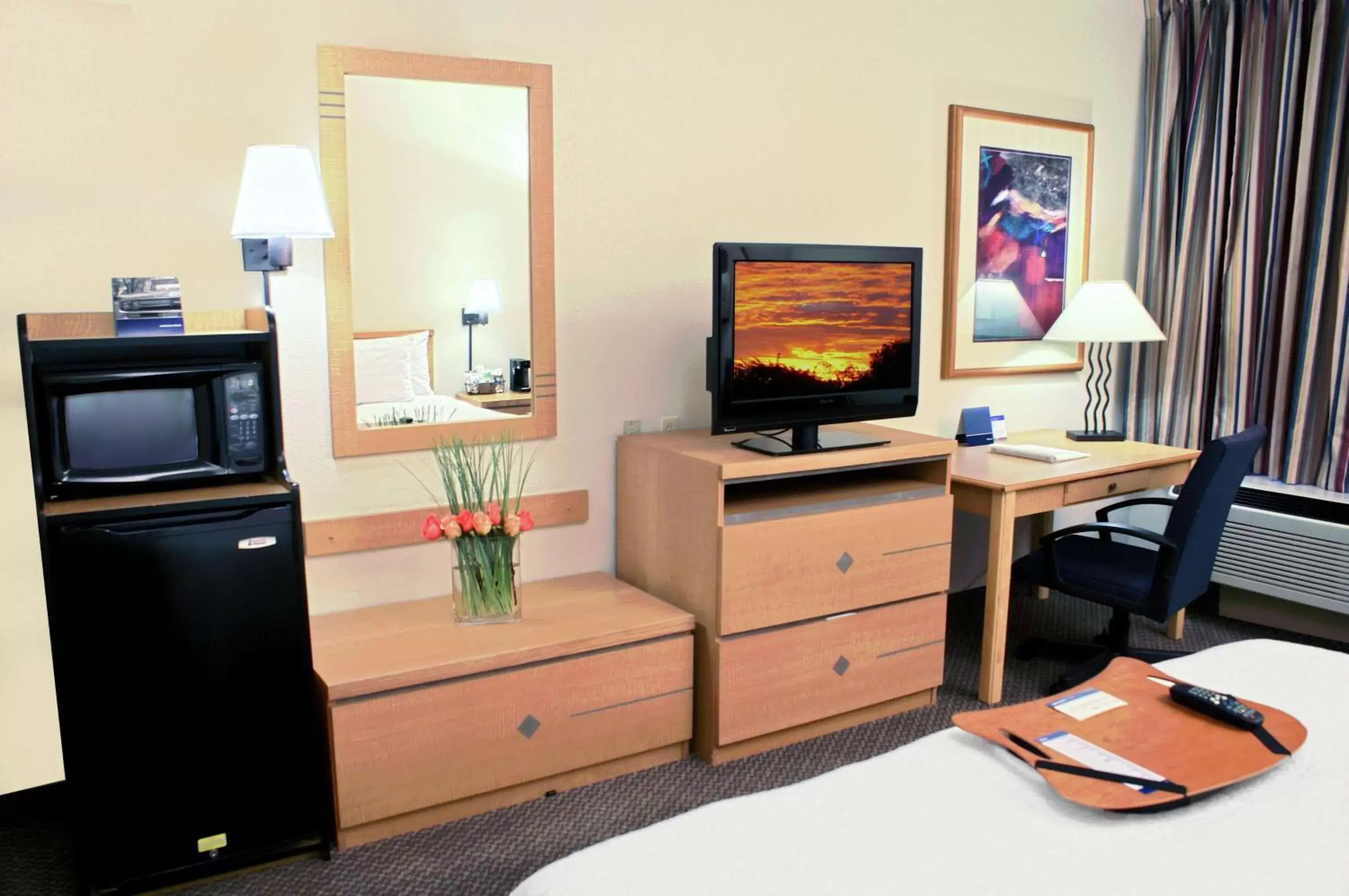 Bedroom, TV/Entertainment Center in Hampton Inn Las Vegas/Summerlin