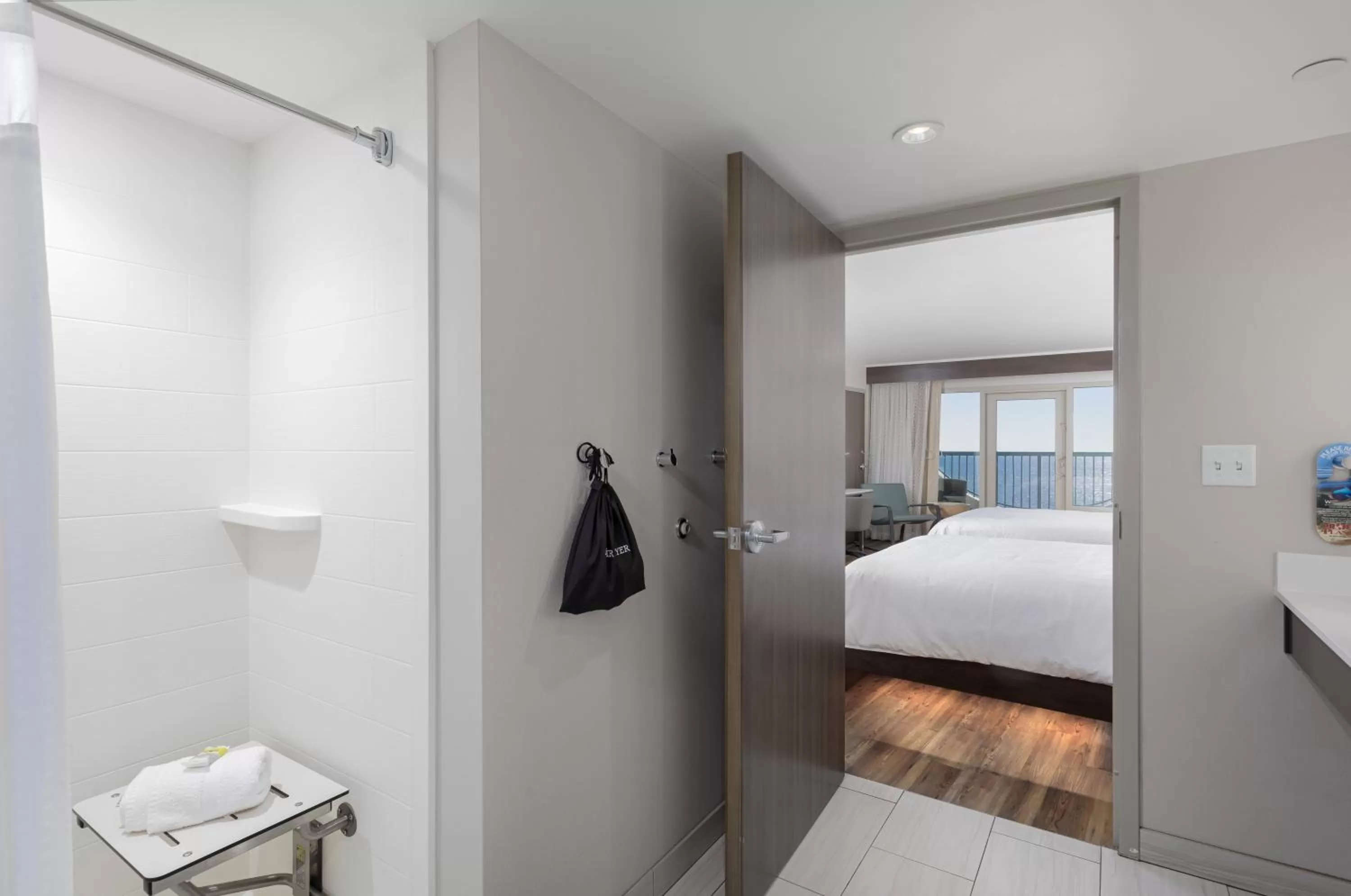 Photo of the whole room, Bed in Holiday Inn Express Pensacola Beach by IHG