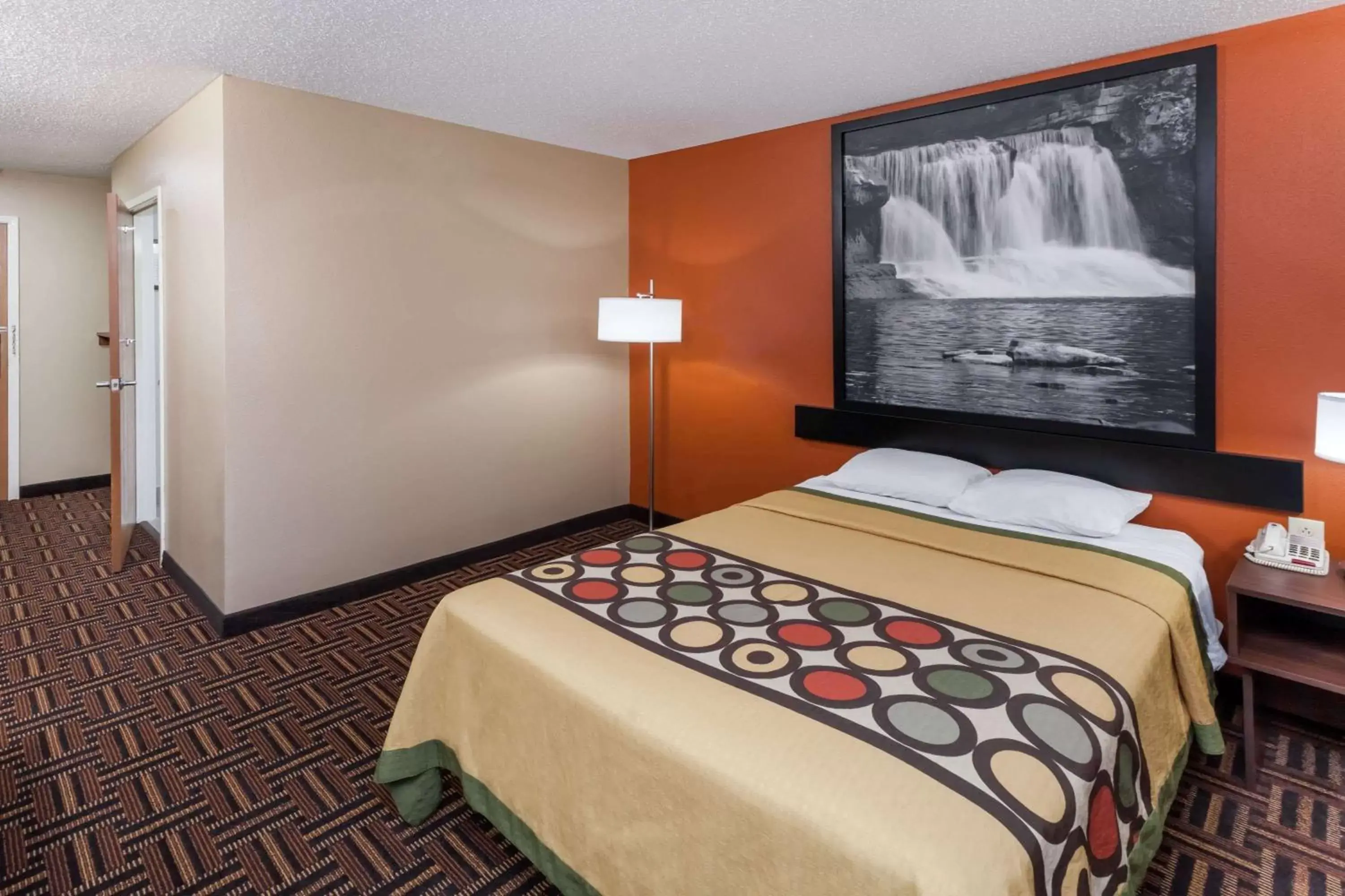 Photo of the whole room, Bed in Super 8 by Wyndham Rochester