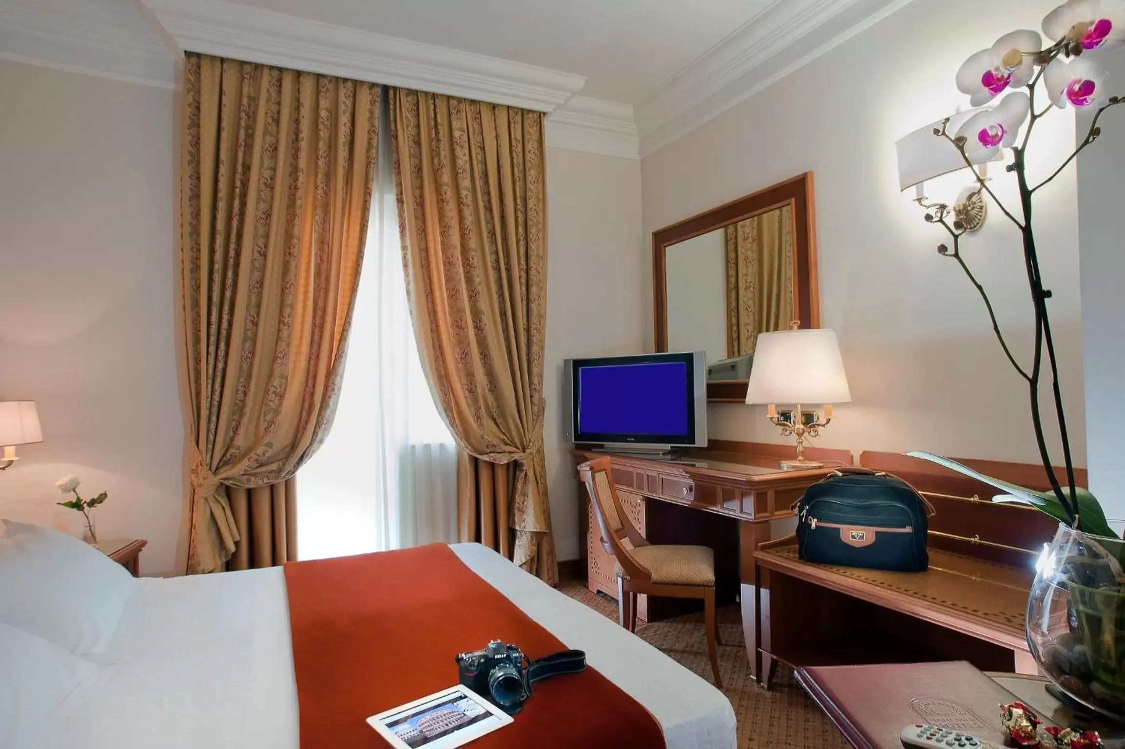 TV and multimedia, TV/Entertainment Center in Pinewood Hotel Rome