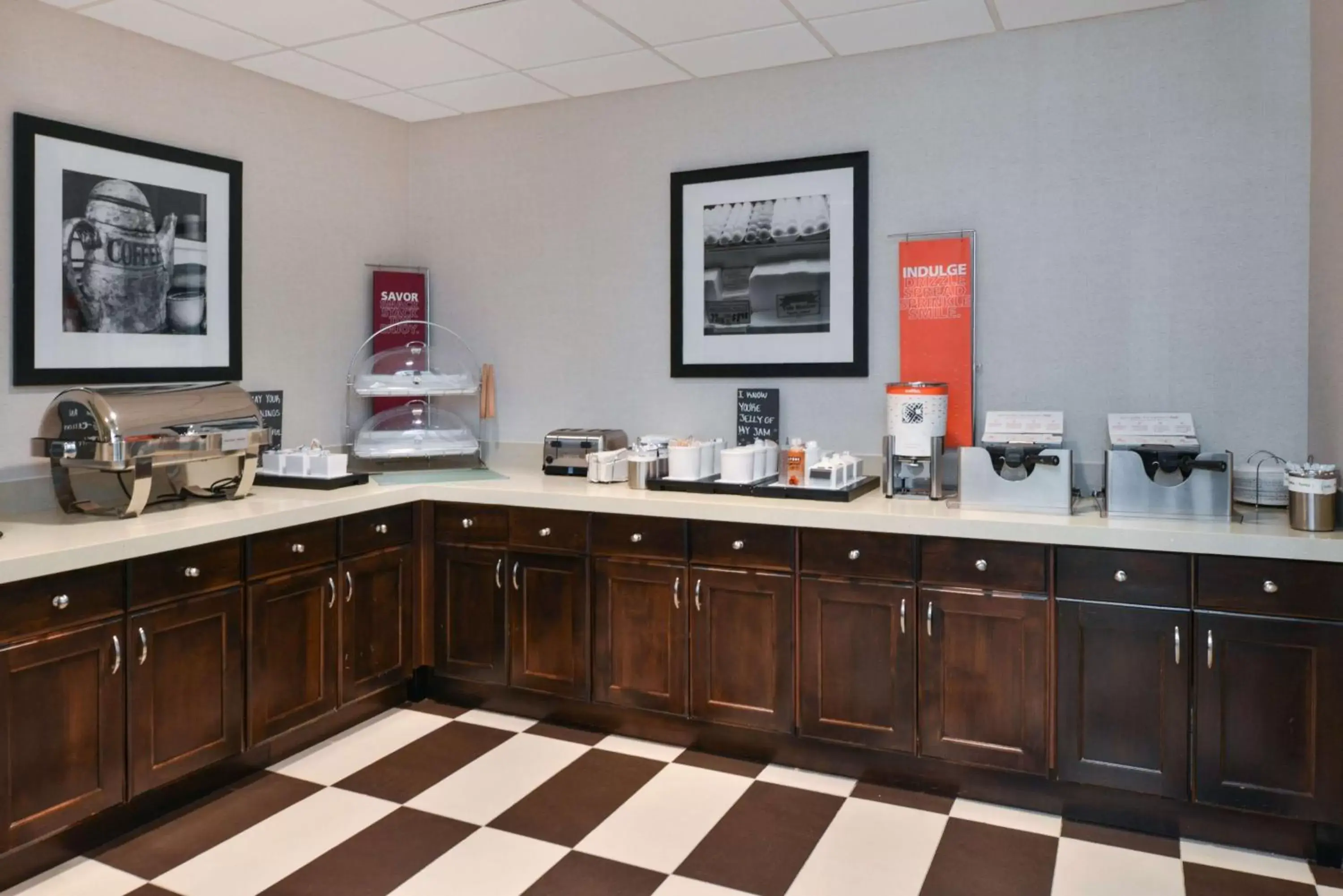 Dining area, Kitchen/Kitchenette in Hampton Inn & Suites Denver-Speer Boulevard