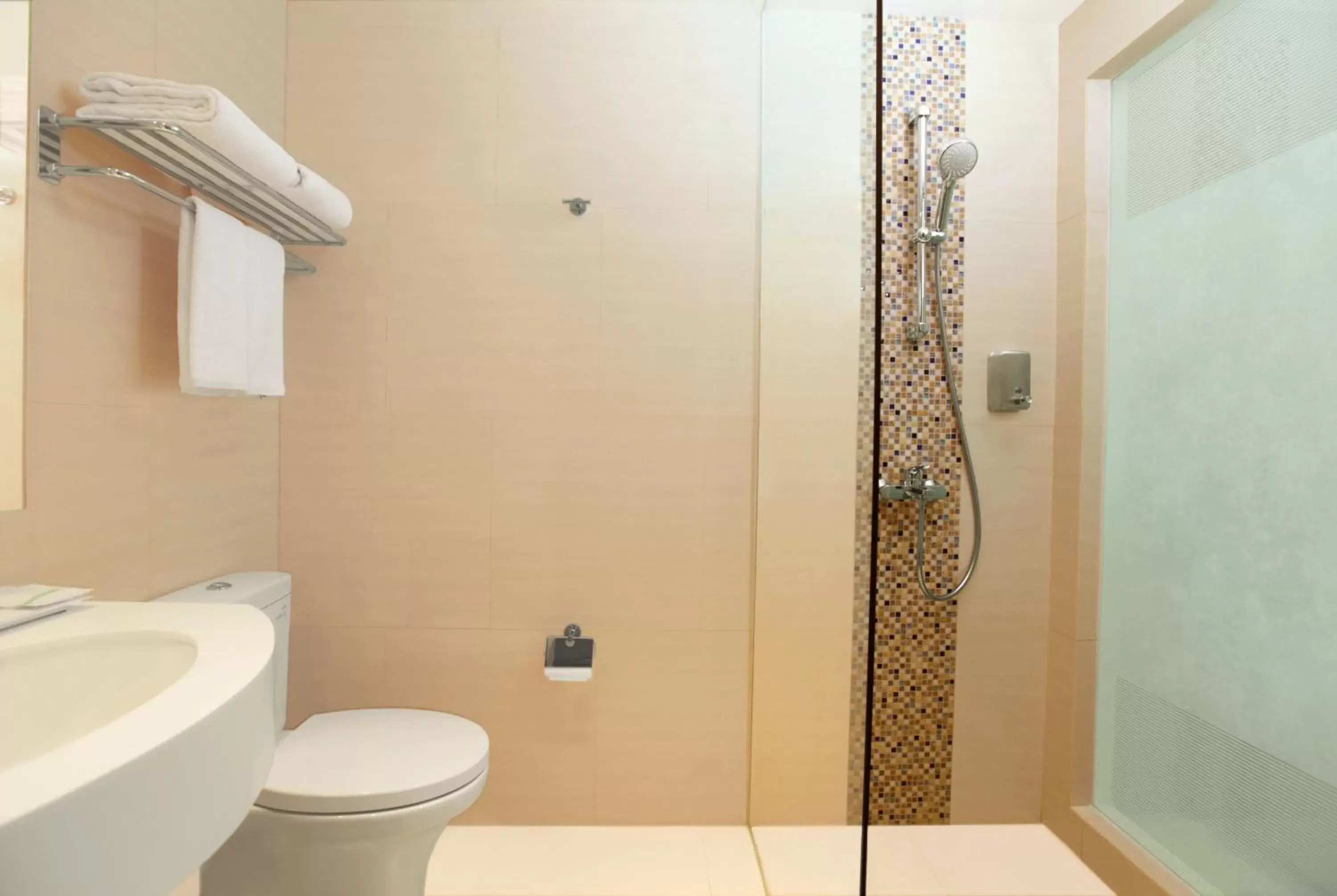 Photo of the whole room, Bathroom in Holiday Inn Express Jakarta International Expo, an IHG Hotel