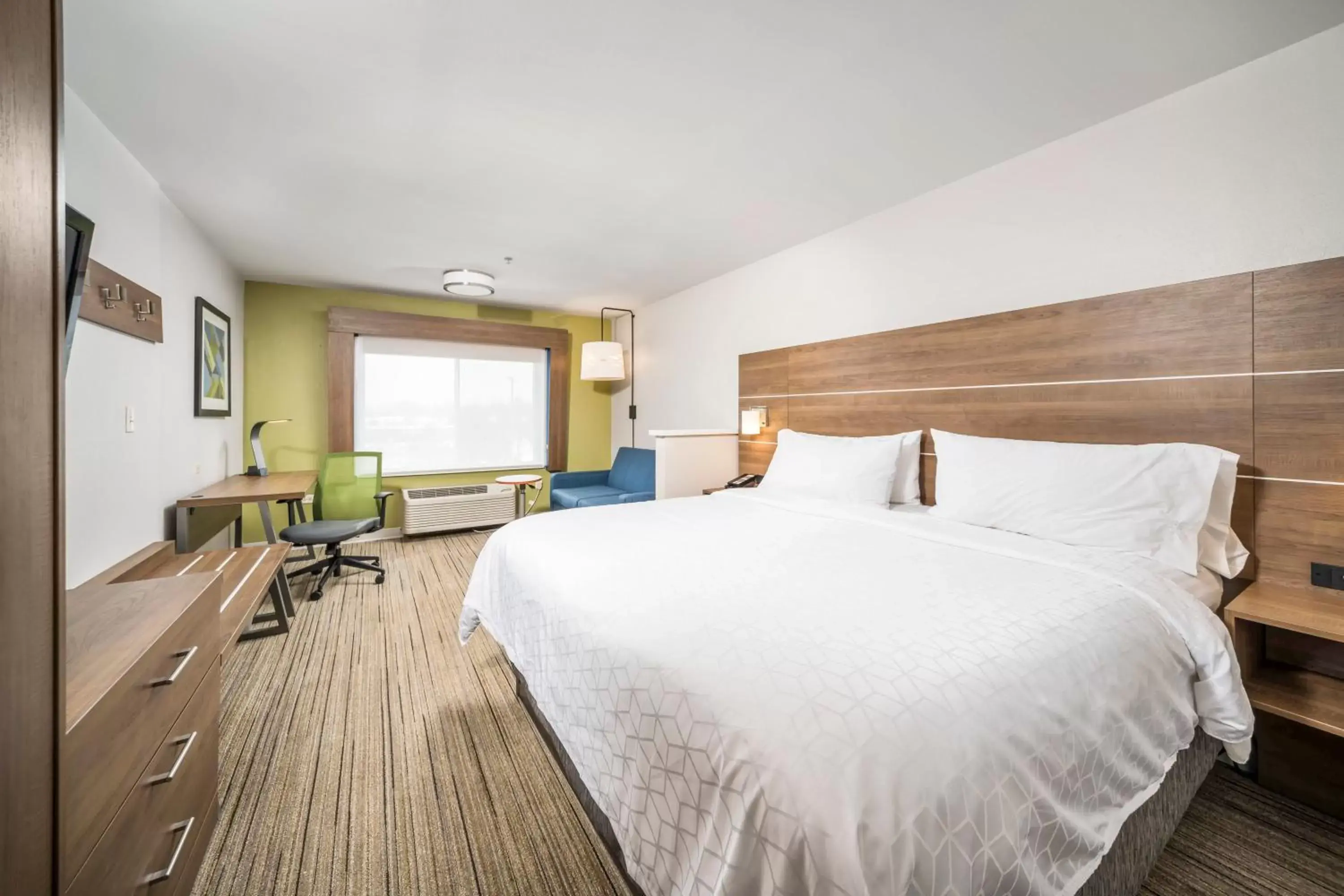 Standard Queen Room with Two Queen Beds and Extra Floor Space in Holiday Inn Express Chicago Northwest-Vernon Hills by IHG Standard Queen Room with Two Queen Beds and Extra Floor Space in Holiday Inn Express Chicago Northwest-Vernon Hills by IHG