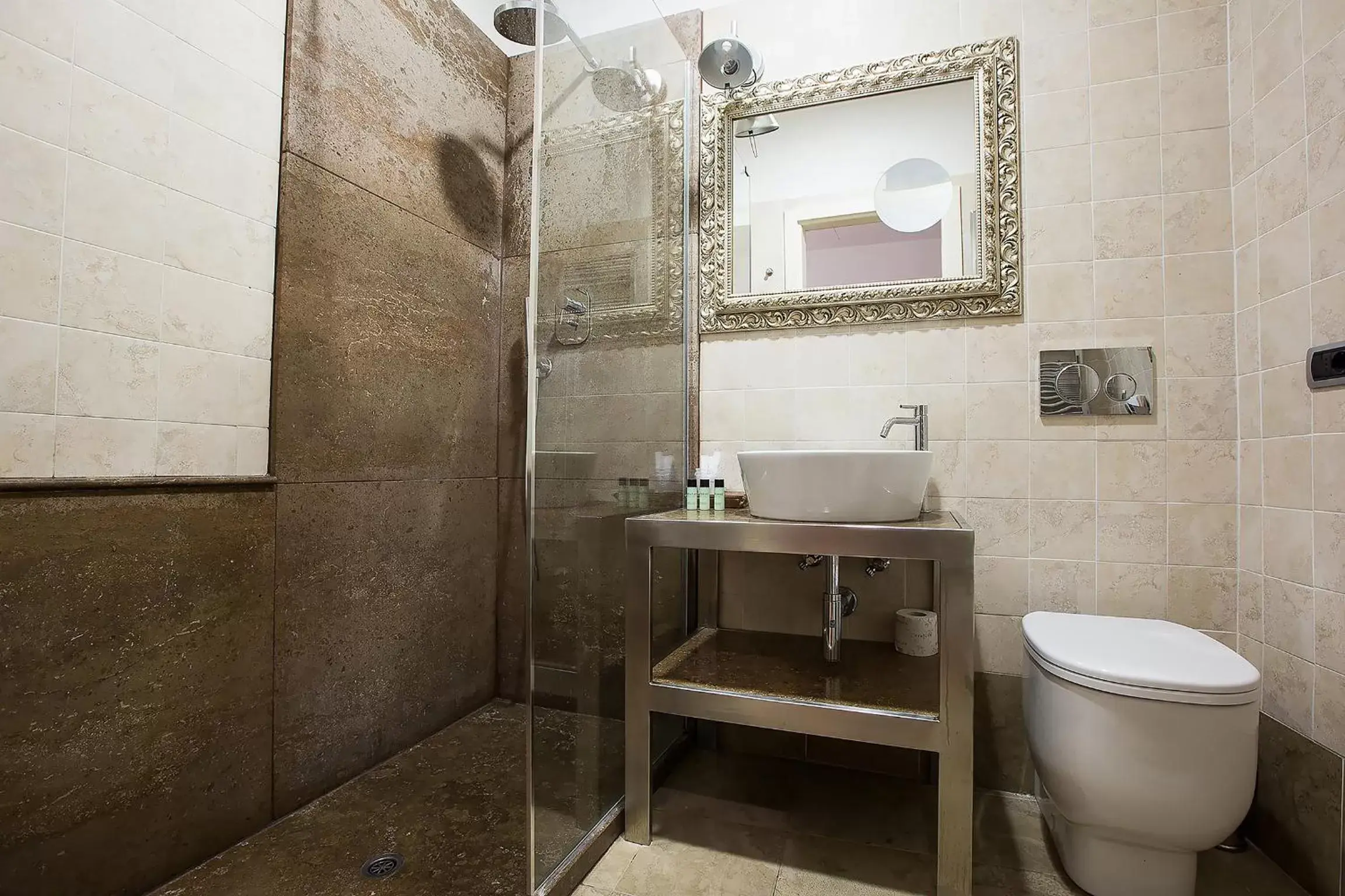 Shower, Bathroom in Relais Hotel Centrale "Dimora Storica"