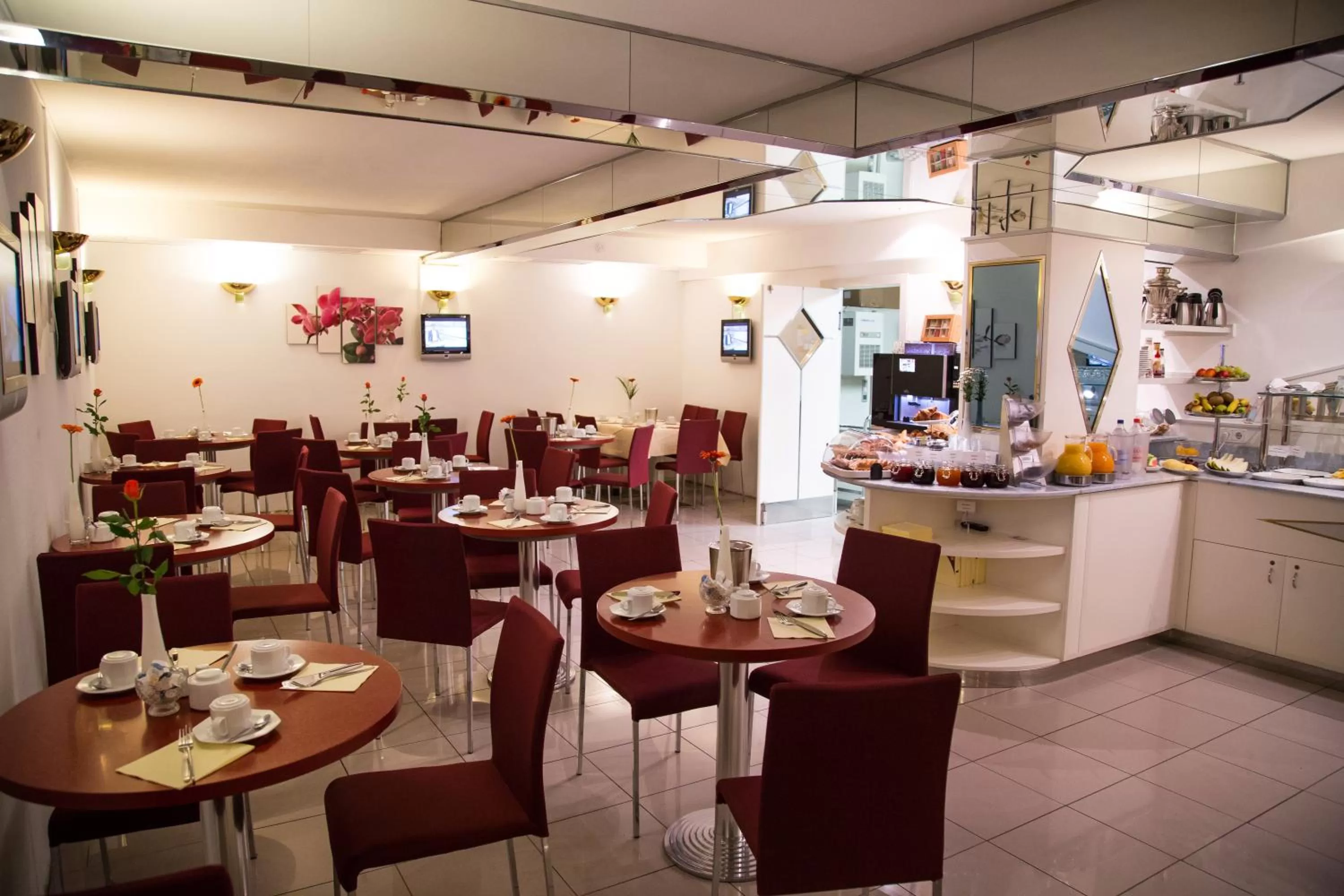 Restaurant/Places to Eat in LeoMar Hotel