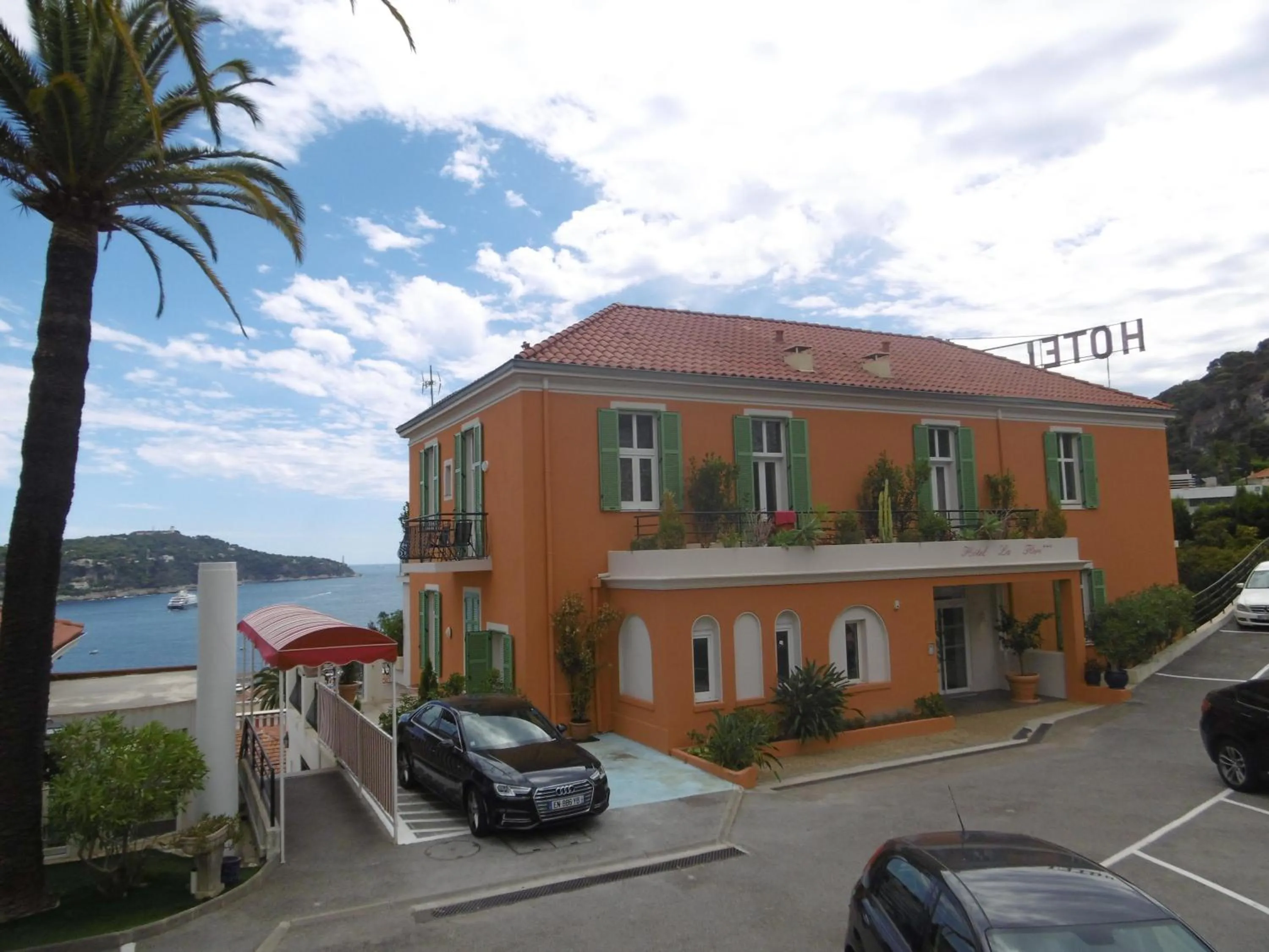 Property building in Hôtel La Flore