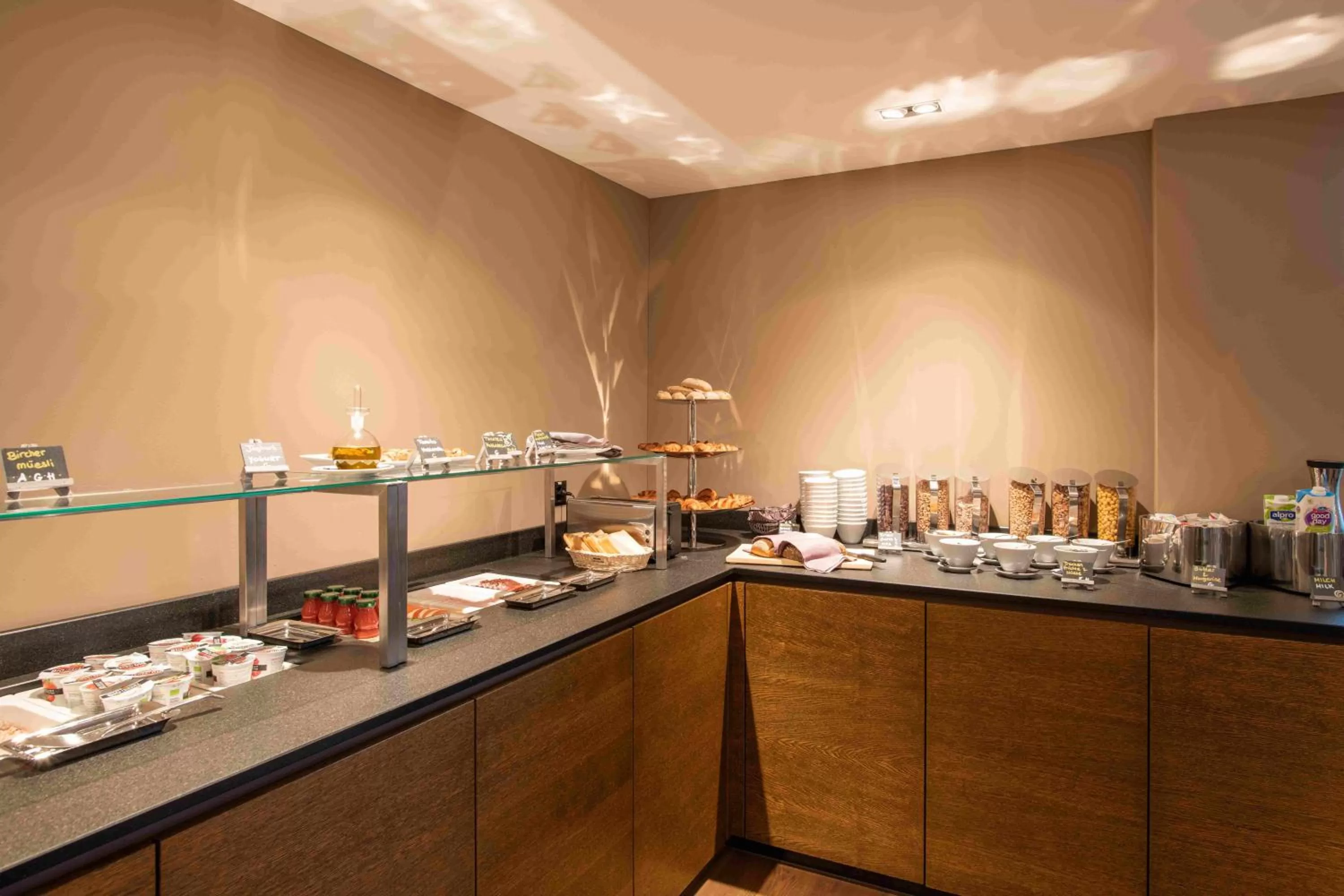 Breakfast in HOTEL illuster - Urban & Local