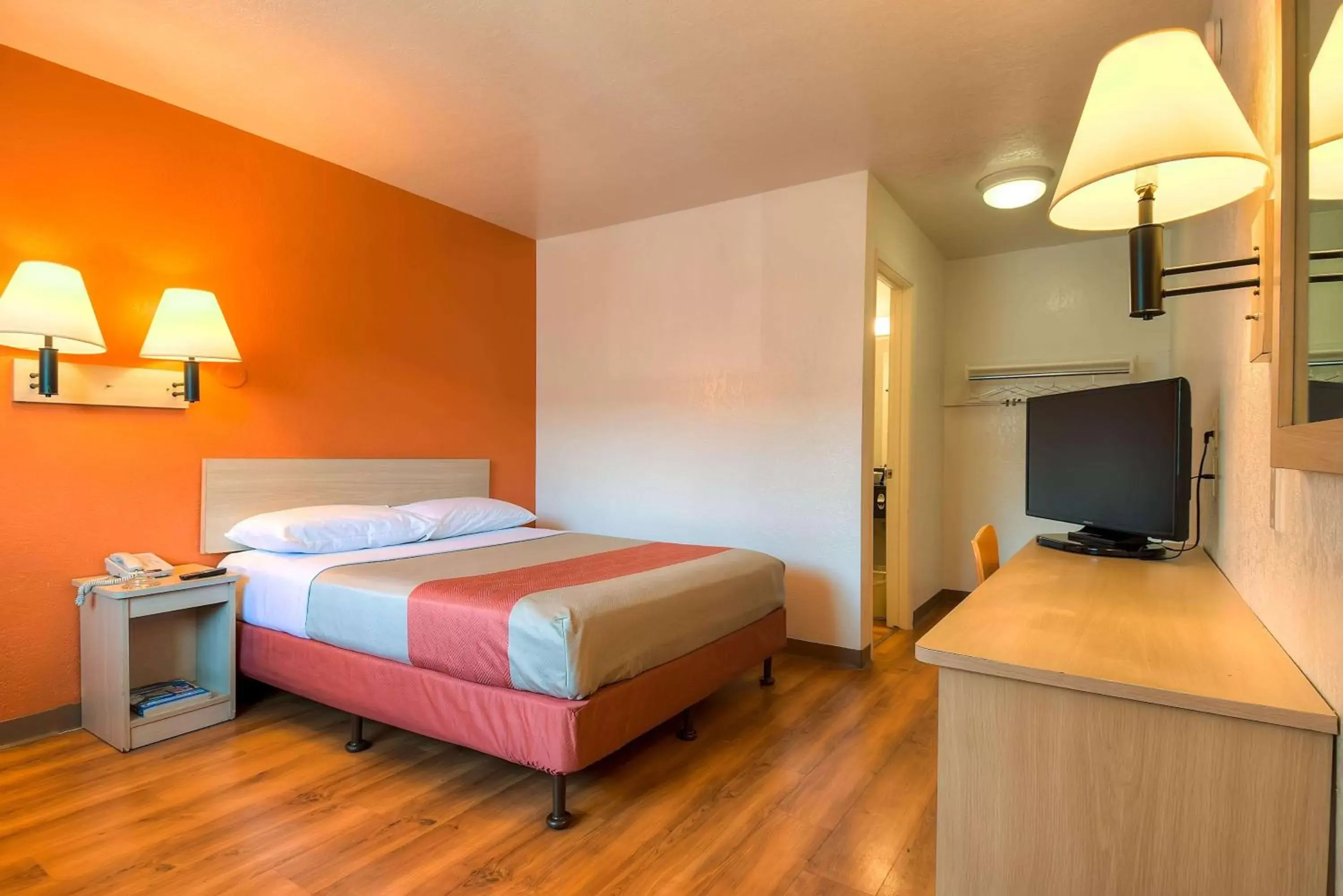 TV and multimedia, Bed in Motel 6-Westminster, CA - South - Long Beach Area