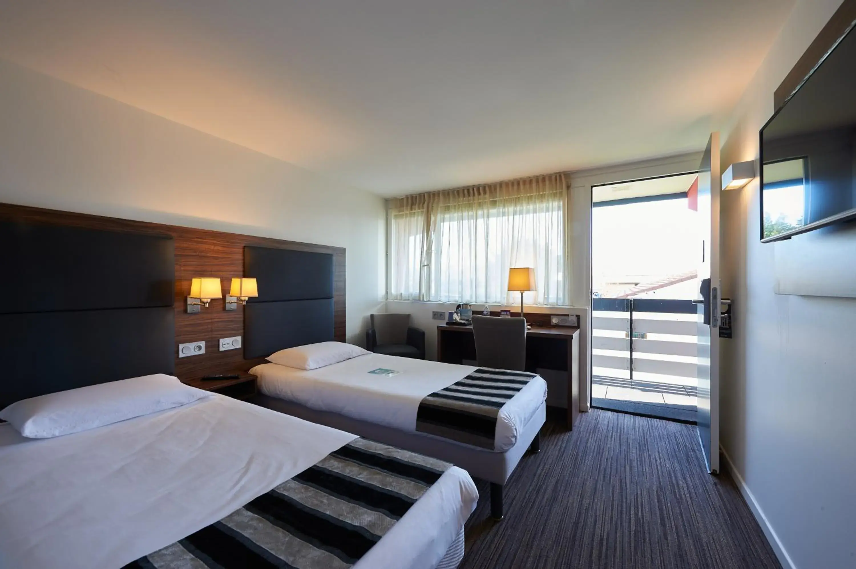 Photo of the whole room, Bed in Kyriad Bordeaux - Merignac Aéroport