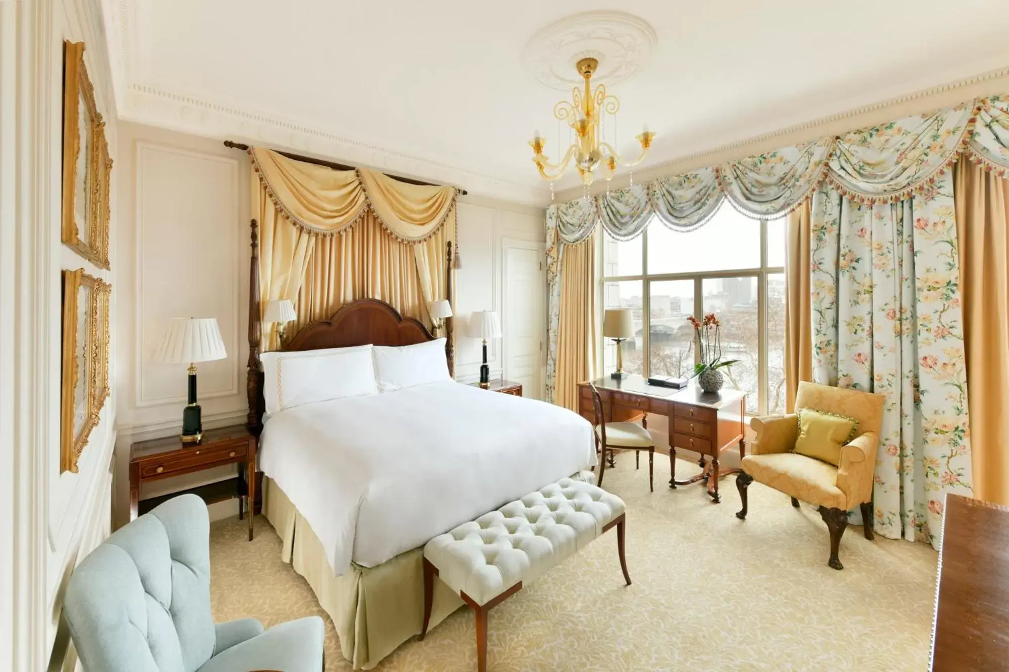 Junior King Suite with River View in The Savoy